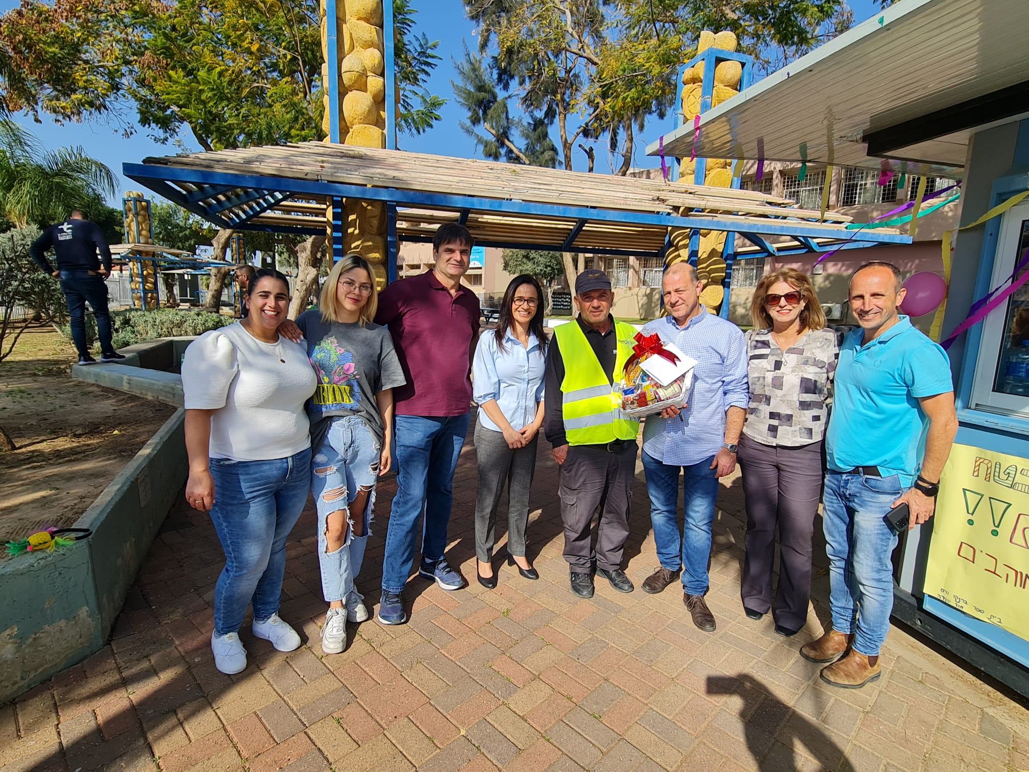 הנהלות בתי הספר, הנהגות ההורים וכמובן התלמידים היו מעורבים בהפקת מחוות מרגשות למאבטחים. בין השאר הם העניקו למאבטחים מתנות, ארוחות בוקר חגיגיות, הכינו ציורים וברכות מרגשות ובעיקר העניקו תשומת לב מיוחדת. ביום המאבטח יצאה ראש העיר, ליאת שוחט, יחד עם סגנה עופר בוזי, מנהלת אגף החינוך, דלילה אשכנזי, ומנהל אגף הביטחון, כפיר אדרי, אל המאבטחים כדי להגיד תודה משלהם.