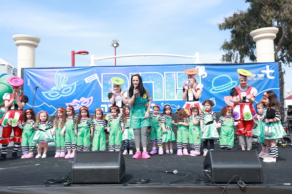 בכל שטח הפארק היו פרוסים מתחמי פעילות שונים, קירות טיפוס ענקיים, אומגה, מתחם משחקי מחשב ומולטימדיה, השור הזועם, עמדות יריד וקליעה למטרה, מתחם לפעוטות, מתחם משחקי שולחן, תחנות יצירה לילדים, מתחם מתנפחים ענק שכלל מגוון גדול של מתקני מתנפחים לילדים ופינות ישיבה ומנוחה. במתחם המזון נהנו הבאים מדוכני פודטראקס מגוונים ועמדות שתיה.