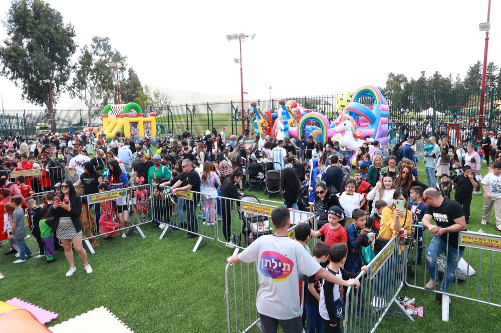 הבאים זכו לקבלת פנים משמחת של להקת קאנטרי שניגנה ושרה וכן דמויות משמחות וססגוניות על קביים שהצטלמו עם התושבים. את האירוע הוביל אגף תרבות ואירועים בעירייה בראשות חנה פיזואטי יוסף.