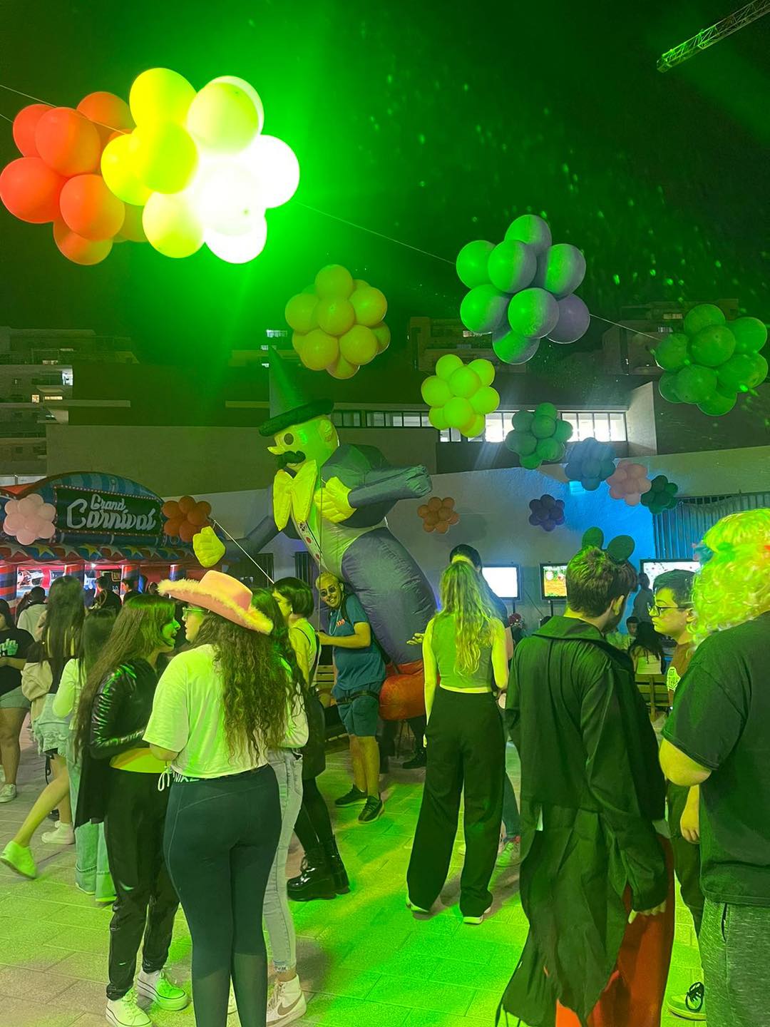 -500 איש, גברים, נשים וטף מתושבי שכונת בית בפארק, נהנו בהפנינג פורים ססגוני ומיוחד לתושבי השכונה שהתקיים במתחם בית ספר רמון. 