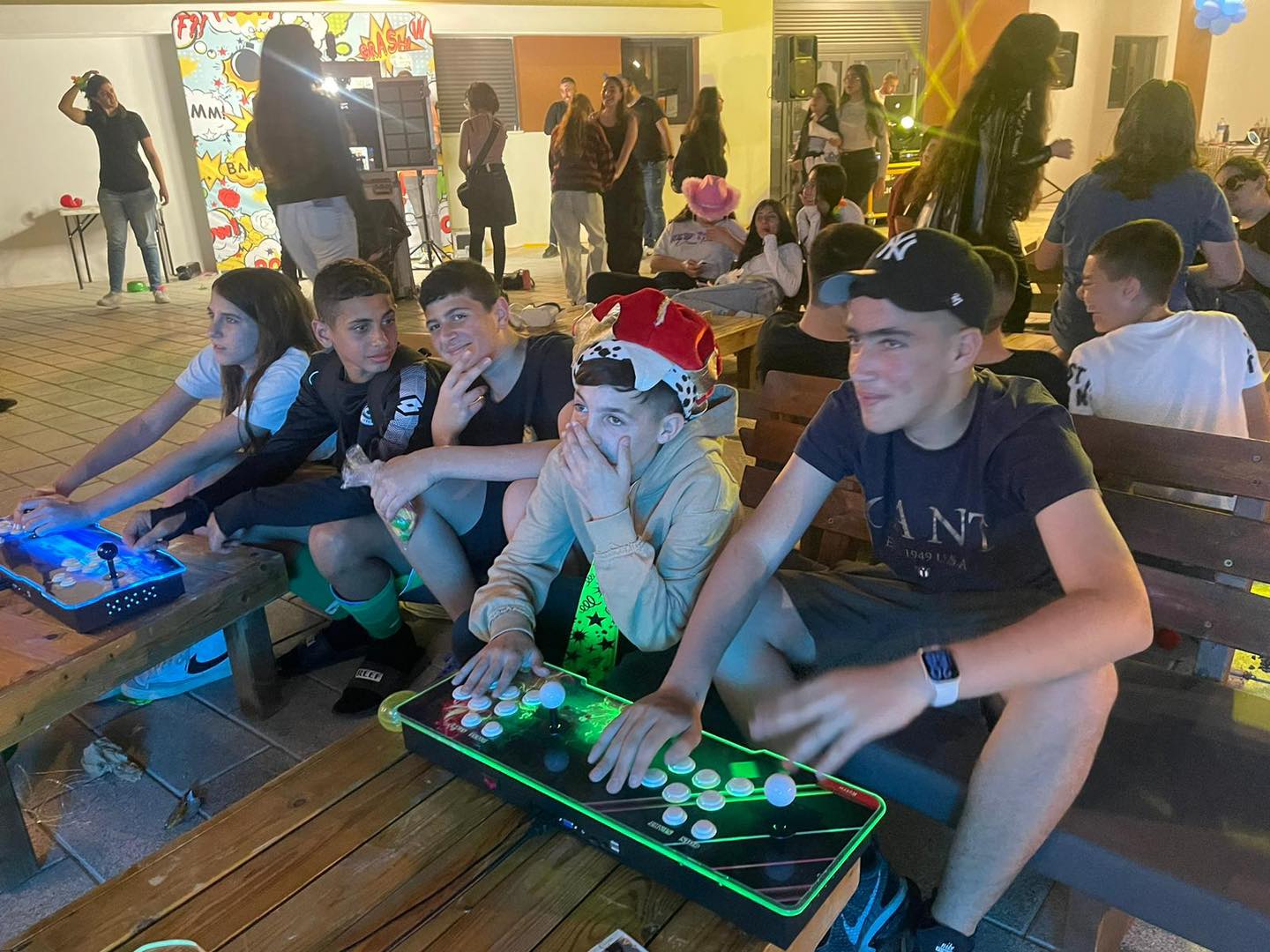 . הילדים שנכנסו למתחם התקבלו בברכת חג שמח עם מארז מרשמלו מתוק ומיצג של דמויות צבעוניות וססגוניות של הולכים על קביים.