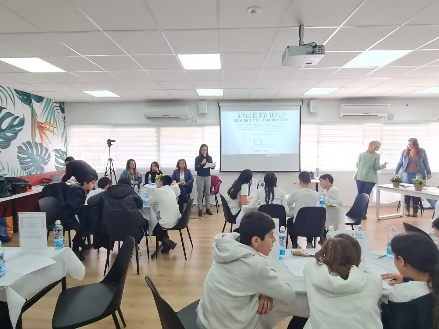 התחרות שודרה בשידור חי בזום לכל תלמידי שכבות ו' העיר ולהורים שהיו חלק בלתי נפרד מהנעשה. הם השתתפו תוך כדי התחרות ושאלו את המשתתפים שאלות כקהל שצופה שהם. ראש העיר, ליאת שוחט, אף הציגה את שאלת ראש העיר. בשיאה של התחרות הוכרז כי במקום הראשון זכו תלמידי בית הספר שיזף, במקום השני זכו תלמידי בית הספר סעדיה גאון ובמקום השלישי זכו תלמידי בית הספר יצחק נבון.