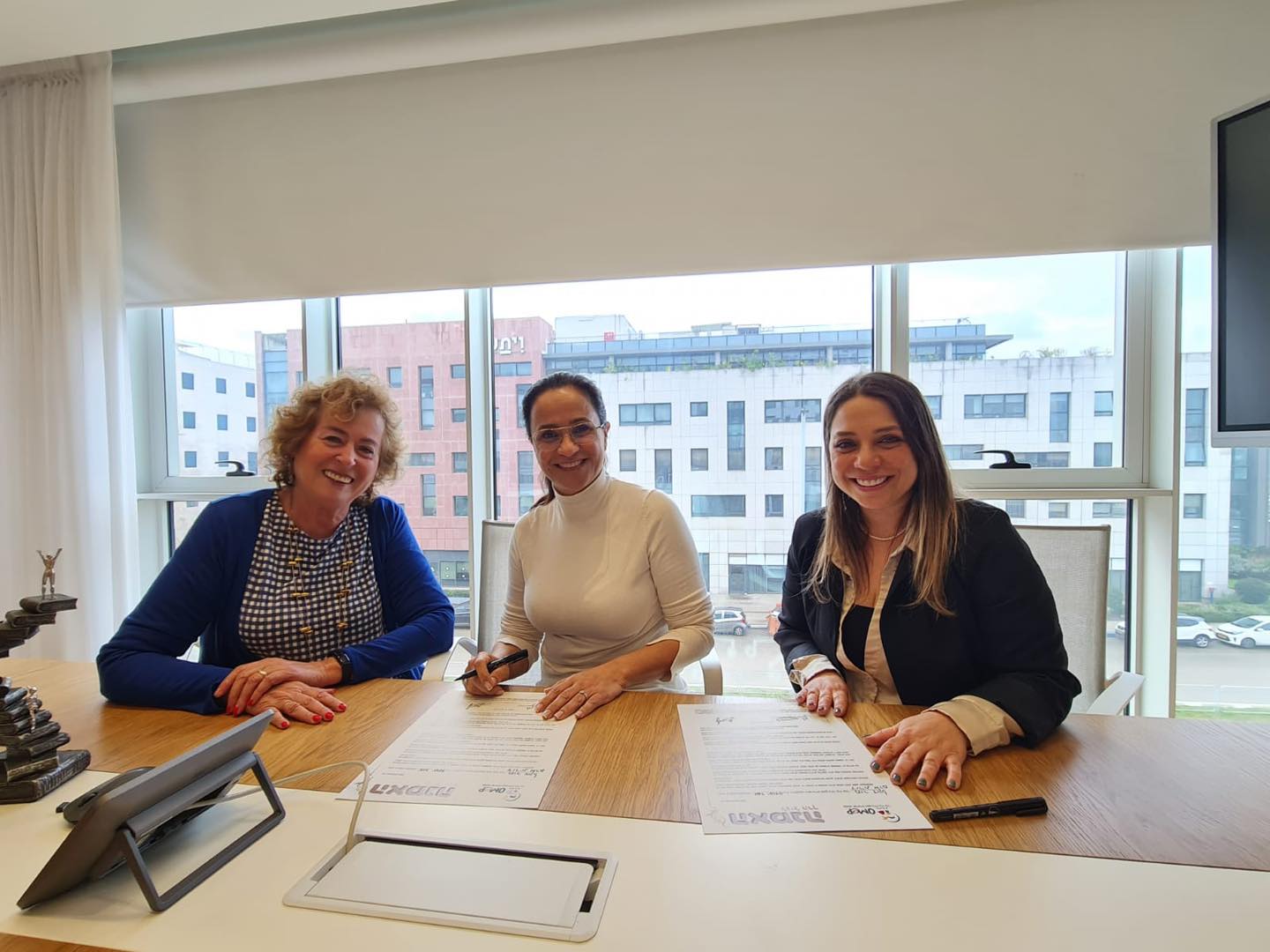ראש העיר, ליאת שוחט, חתמה בשבוע שעבר על ה"אמנה לגיל הרך" לרשויות המקומיות אותה מקדמת ה"עמותה הישראלית למען הילד בגיל הרך". מטרת האמנה להעיד על מחויבותה של שוחט לילדי הגיל הרך החיים בעיר שבראשה היא עומדת. האמנה מהווה הצהרה על מחויבות ראש הרשות לקדם את מעמד הפעוטות בעיר מתוך מודעות לצורכיהם בביטחון, בבטיחות וברווחה במסגרות חינוכיות הולמות ומותאמות.  האמנה לגיל הרך, עליה חתמה ראש העיר, מהווה נדבך נוסף במהלכים המתקיימים באור יהודה בשנים האחרונות, ביניהן מינוי של מובילה רשותית, מיכל דור, לתחום לידה עד 3 בעיר. העירייה מבצעת מהלכים תקדימיים הנותנים מענה לכל הצרכים העולים מהשטח עבור פעוטים מגיל לידה עד גיל שלוש.  מור דקל, יו"ר העמותה למען הילד בגיל הרך, ופרופ׳ דורית ארם, חברת הוועד המנהל בעמותה וראש המעבדה לחקר הגיל הרך בבית הספר לחינוך באוניברסיטת תל אביב ותושבת העיר, הגישו לראש העיר את האמנה. העמותה הפועלת לשינוי מעמד הילד בגיל הרך בישראל, המהווה סניף של הארגון הבינלאומי OMEP, רואה בהעברת האחריות לגילאי לידה עד שלוש לידי הרשויות המקומיות צעד משמעותי במינוף מעמדם ומתן מענה אמיתי ומותאם לצרכי דור העתיד של העיר. ראש העיר, ליאת שוחט, מברכת על ההזדמנות לחתום על האמנה לגיל הרך, ומציינת: "אני מברכת על ההזדמנות לחתום על האמנה לגיל הרך, נושא שבעיני חייב לקבל טיפול הולם בהרבה מזה שהוא זוכה כיום. יש מצוקת כוח אדם ברמה הארצית שחייבת להיפתר וזה יקרה אך ורק אם המדינה תבין שהיא חייבת להשקיע בכוח האדם המצוין שקיים כיום, לדאוג לו בתנאי השכר, אבל גם להכיר בעבודתם החשובה של אנשי הגיל הרך כאנשי חינוך לכל דבר ועניין". מור דקל: "אני גאה להחתים את ראש העיר אור יהודה על האמנה לגיל הרך המשותפת לרשויות המקומיות ולעמותה. אנו רואים ברשויות המקומיות גוף חשוב וקריטי, האחראי לתושבים בה מגיל לידה עד זקנה והן אלה שיובילו את השינוי האמיתי לגיל הרך. עו"ד ליאת שוחט, ראש העיר, יצרה תקדים באור יהודה כשנטלה על עצמה הובלה פורמלית של מינוי מובילה רשותית על תחום לידה עד גיל 3, והבטיחה בכך את התחייבותה לראות ולפעול למען תושבי העיר מגיל לידה. ה"עמותה למען הילד בגיל הרך" מברכת על הדרך המשותפת עם העיר אור יהודה, אשר מצטרפת לעשרות הרשויות שכבר חתמו על האמנה ולאחרות הנמצאות בתהליך לקראת החתימה תוך נטילת האחריות לגילאים אלה. אנו קוראים לרשויות נוספות להצטרף למהלך". פרופ' דורית ארם: "אני יודעת שראש העיר מכירה בחשיבותו של הגיל הרך ופועלת לקדמו. המחשבה על הגיל הרך כוללת התייחסות לילדים, למחנכות ולהורים, ובכל אלה חשוב שהעירייה תשקיע את מירב המשאבים. העמותה למען הילד בגיל הרך מכירה בחשיבותן הראשונית של ההורים. כתושבת העיר אני רואה חשיבות רבה לקיומן של קבוצות הורים בתוך המסגרות החינוכיות. קבוצות שיוצרות שפה משותפת למחנכות וההורים והעמותה תמשיך להיות מעורבת בעשיה למען הגיל הרך בעיר". צילום: דוברות עיריית אור יהודה