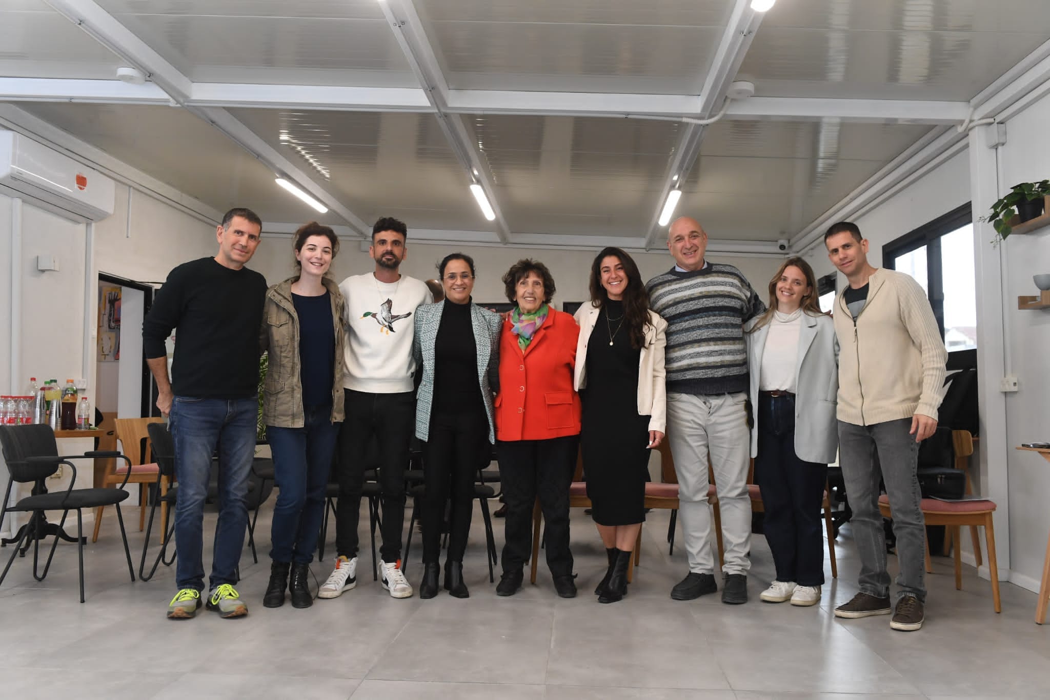 מרחבי עבודה משותפים הושקו בשבוע שעבר במרכז קזז לצעירים וליזמות, כל זאת כחלק ממהלך לשיפוץ ושדרוג של המרכז הממוקם בשכונת סחל"ב. כעת יכולים תושבי העיר והאיזור לשכור מרחבי עבודה בעלות סמלית ולקבל שירותי משרד מקיפים, רשת אינטרנט אלחוטי מהיר, שירותי הדפסה, חדרי ישיבות, עמדות עבודה אישיות, עמדות עבודה קבוצתיות, חדרי שיחה, מטבחון ושירותים.