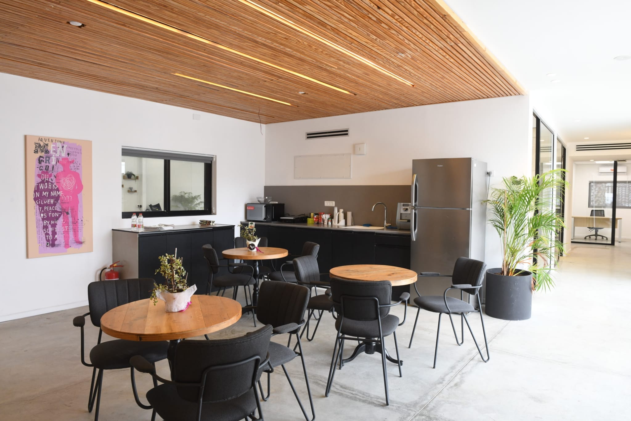 מרחב היזמות העירוני פועל בשעות 8:00 – 22:00 במרכז קזז לצעירים ויזמות ברח' סיני 15. ניתן לקבל מידע ולהירשם באמצעות אתר האינטרנט: https://kazzaz.co.il/