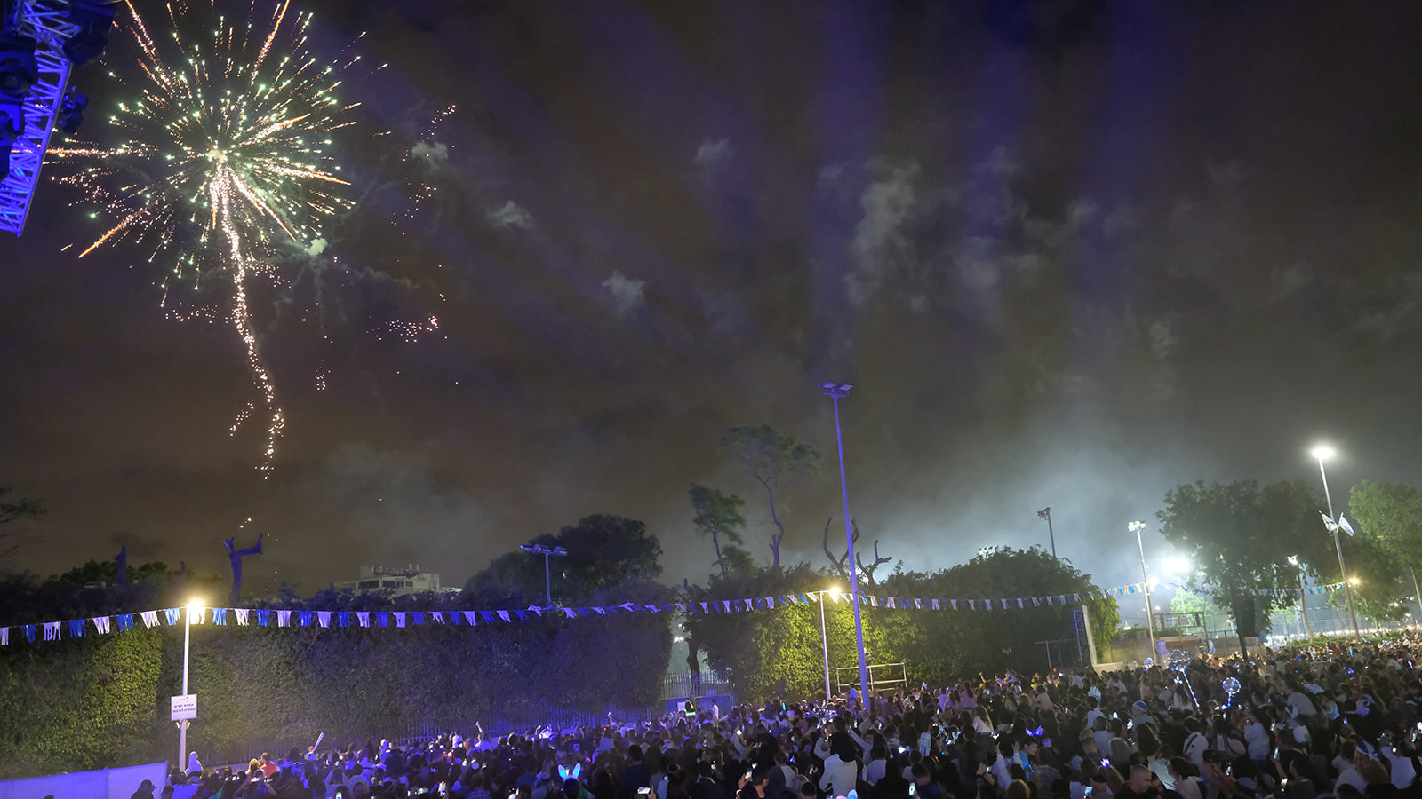 לקראת אירועי ערב יום העצמאות ה-75 למדינת ישראל וכחלק מההכנות אליהם, עלה לדיון אופיו של מופע הזיקוקים המתקיים בערב יום העצמאות בעיר בכל שנה. כחלק ממסורת החגיגות בערב יום העצמאות, מתקיים מופע זיקוקים מרהיב כשכל עיניהם של התושבים נשואות לשמיים. לאחרונה עם עליית המודעות לנושא הלומי הקרב והרגישות הגוברת הן לסבלם והן לסבלם של בעלי החיים וחיות המחמד, הוחלט לבצע סקר בקרב תושבי העיר בסוגיה זו. התושבים נשאלו איזה מופע זיקוקים היו מעדיפים, האם מופע רגיל כבכל שנה או מופע זיקוקים מופחתי רעש. למעלה מ-1,500 תושבים השיבו לסקר שמתוצאותיו לא היה ספק - 80% מתושבי אור יהודה העדיפו את הזיקוקים מופחתי הרעש. אגף תרבות ואירועים בהובלתה של חנה פיזואטי יוסף כבר נערך למשימה כדי להבטיח אירוע עצמאות בלתי נשכח. ראש העיר, ליאת שוחט, מציינת: "בשנים האחרונות נתקלתי בהרבה מאוד קולות של תושבים שהתחננו שלא לוותר על הזיקוקים בערב יום העצמאות כי זו מסורת והילדים כל כך מחכים לה, ובמקביל שמעתי קולות רבים שקראו לעצור ולהתחשב בהלומי הקרב, האנשים שלחמו וחירפו את נפשם כדי שנוכל לחגוג את העצמאות שלנו. אני יותר משמחה לראות ש-80 אחוזים מהתושבים בחרו באפשרות לעבור לזיקוקים שקטים מופחתי רעש. בערב יום העצמאות הולכת להיות חגיגה בלתי נשכחת שממנה ייהנו כולם". תמונה: סטודיו ישראל