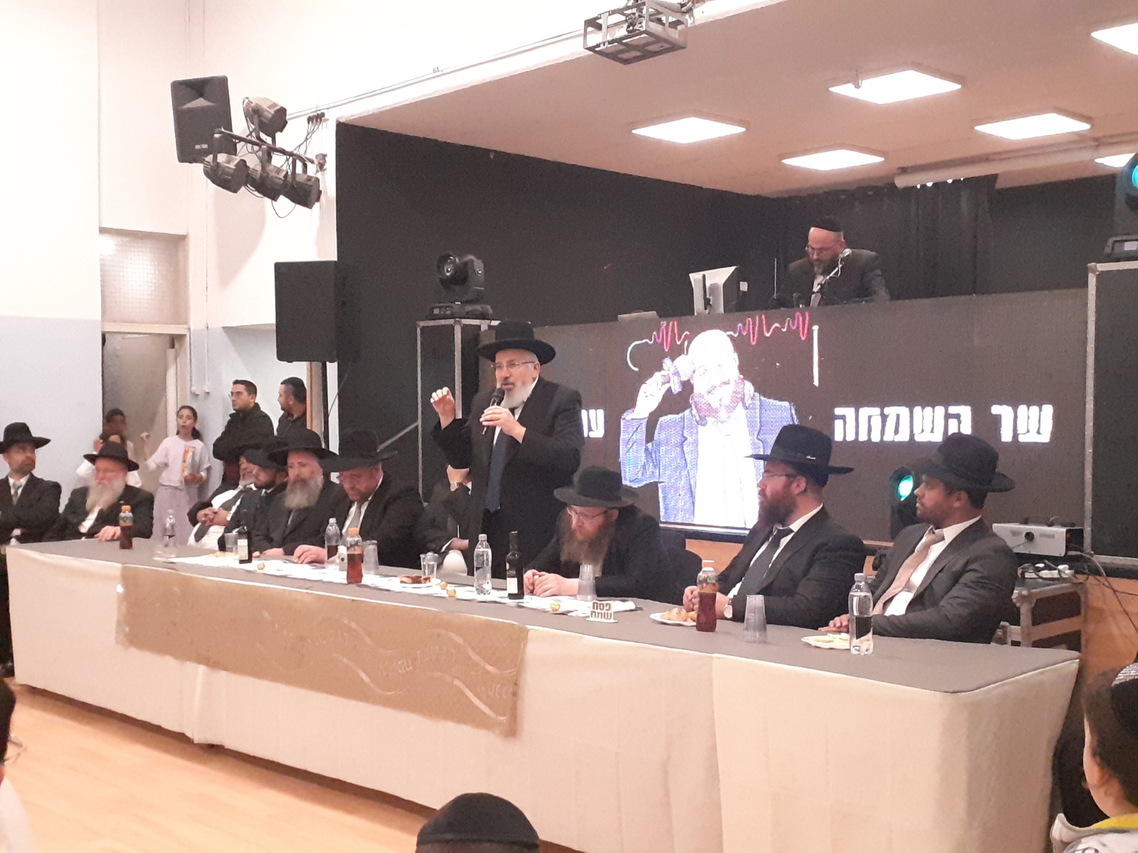 חול המועד פסח היה חגיגי במיוחד עבור הציבור הדתי-חרדי באור יהודה שנהנה משלל פעילויות לכל המשפחה במספר רב של מוקדים בעיר ומחוצה לה. משפחות רבות הצביעו ברגליים והגיעו ליהנות עם הילדים באירועים ובחגיגות. את הפעילויות יזמו המחלקה לתרבות תורנית ומחלקת מורשת ישראל בהובלתם של סגן ומ"מ ראש העיר, שלמה זלמן סיונוב, והמשנה לראש העיר, אברהם בורוכוב. במרכז מורשת יהדות לוב התקיים מופע תוכים מאולפים בשיתוף הקהל שריתק את הילדים ואת ההורים. עוד נהנו הילדים מקפיצה על מתקנים מתנפחים ומסיור מודרך במוזיאון שהתקיים ללא עלות. באולם הספורט אורות בבית ספר אור חנה התקיים אירוע "הקבלת פני רבו" בהשתתפות רבני קהילות, מורי הוראה ומגידי השיעורים, כל זאת לכבודו של רב העיר, הרב ציון כהן. "שר השמחה", השדרן עמי מימון הנעים את האווירה והילדים נהנו מטרמפולינות, דוכני מזון וכיבוד קל. "שדה של אשליות", סרט מרתק לנשים ולנערות המספר על התמודדות לא פשוטה ומציאת הייעוד האישי הוקרן באולם מוזיאון מרכז מורשת יהדות לוב והיה מלא מפה לפה. את חול המועד חתמה נסיעה מיוחדת לירושלים וסביבתה, לחברון קברי אבות, קבר רחל אמנו והכותל המערבי במסגרת שנת הקהל. המשתתפים זכו להתפלל במקומות הקדושים בזמן הפסח וטיילו באזור. ראש העיר, ליאת שוחט, מציינת: "אנו רואים חשיבות רבה במתן אפשרות לציבור הדתי-חרדי לחגוג את חג הפסח בפעילויות המותאמות לקהילה. נמשיך לקדם יוזמות מאין אלה ולקרב לבבות". צילומים: דוברות עיריית אור יהודה