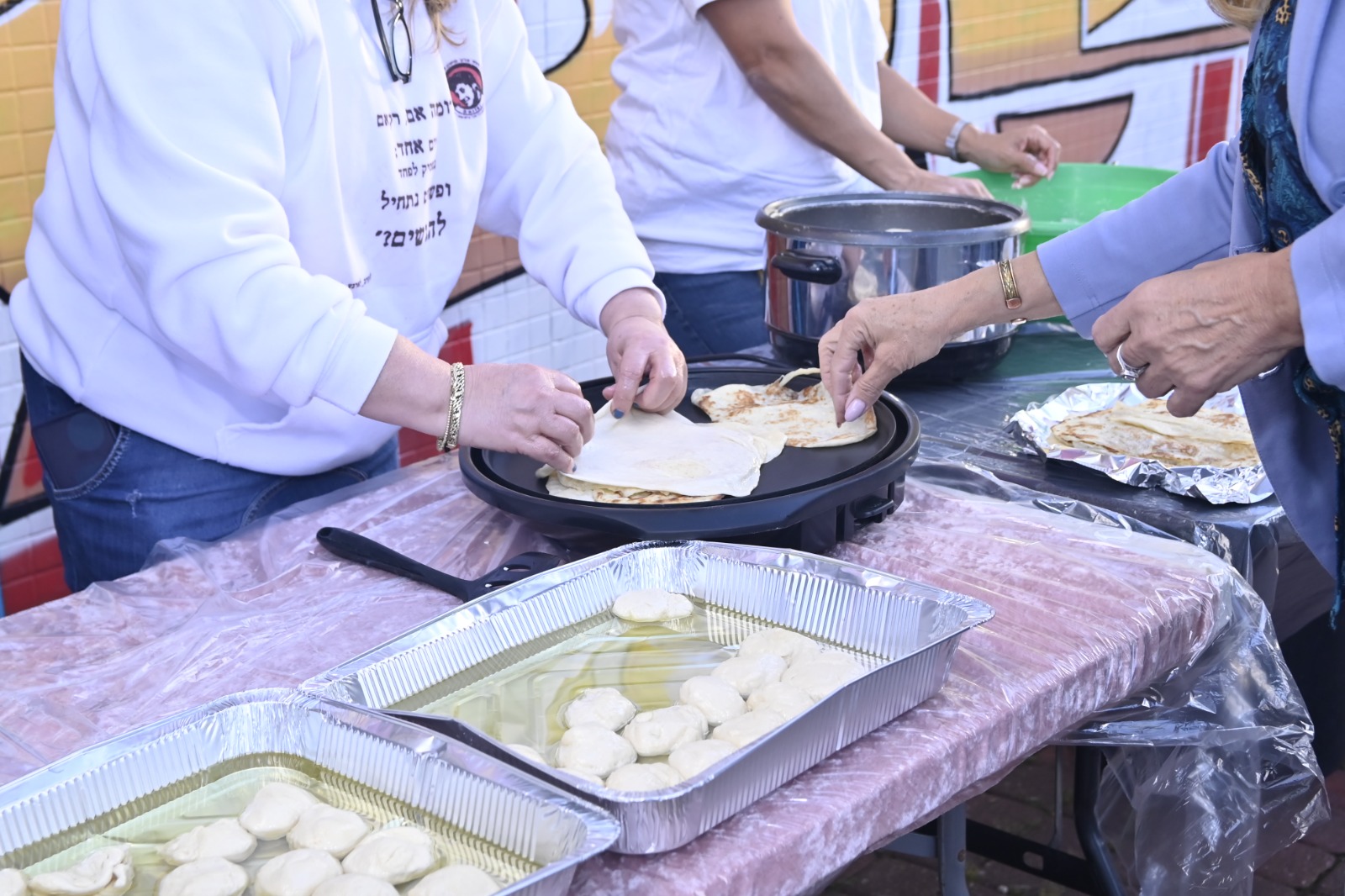  עשרות בני נוער ותושבים הגיעו אל מועדון הבייס