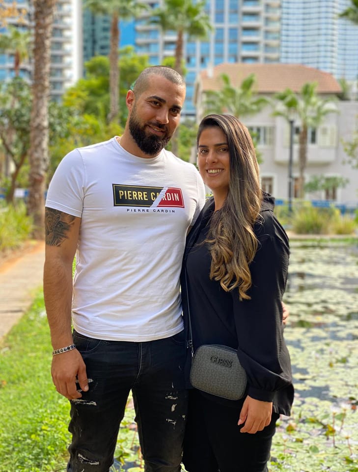 כשנה לאחר מותו של תושב אור יהודה, השוטר אמיר חורי, אישרה מועצת העיר באור יהודה את הנצחתו של חורי באמצעות גינה שתיקרא על שמו, כל זאת באמצעות גינת פשוש שהוקמה לאחרונה בבית בפארק. חורי התגורר בשנים האחרונות באור יהודה עם ארוסתו שני ישר, ולפני כשנה הוא נהרג בפיגוע הקשה בבני ברק לאחר שהספיק לירות במחבל שיצא למסע הרג רצחני. שני, שהתגוררה עד למותו בשכונת נווה סביון ולאחר מכן עברה להתגורר בבית בפארק, סיפרה בפני מועצת העיר על דמותו המיוחדת של אמיר ואהבתו לעיר. במהלך השנה האחרונה רשויות רבות קידמו את הנצחתו של חורי בעקבות ההתנהלות האמיצה שלו במהלך הפיגוע. לפני כשנה כאשר ראש העיר, ליאת שוחט, פגשה את המשפחה ואת שני במהלך השבעה בנוף הגליל, הבטיחה שוחט כי תקודם הנצחה באור יהודה. "אמיר היה אמיץ מאוד ואין ספק שזה חלק מהערכים שעליהם הוא גדל", מציינת שוחט. "אין ראוי ממנו להנצחה ואני שמחה על כך שתושבינו יכירו למשך דורות את סיפורו. בהזדמנות הזו אני רוצה להודות לסגני אלירן אליה שקידם את נושא ההנצחה אל מול המשפחה". צילום: פרטי