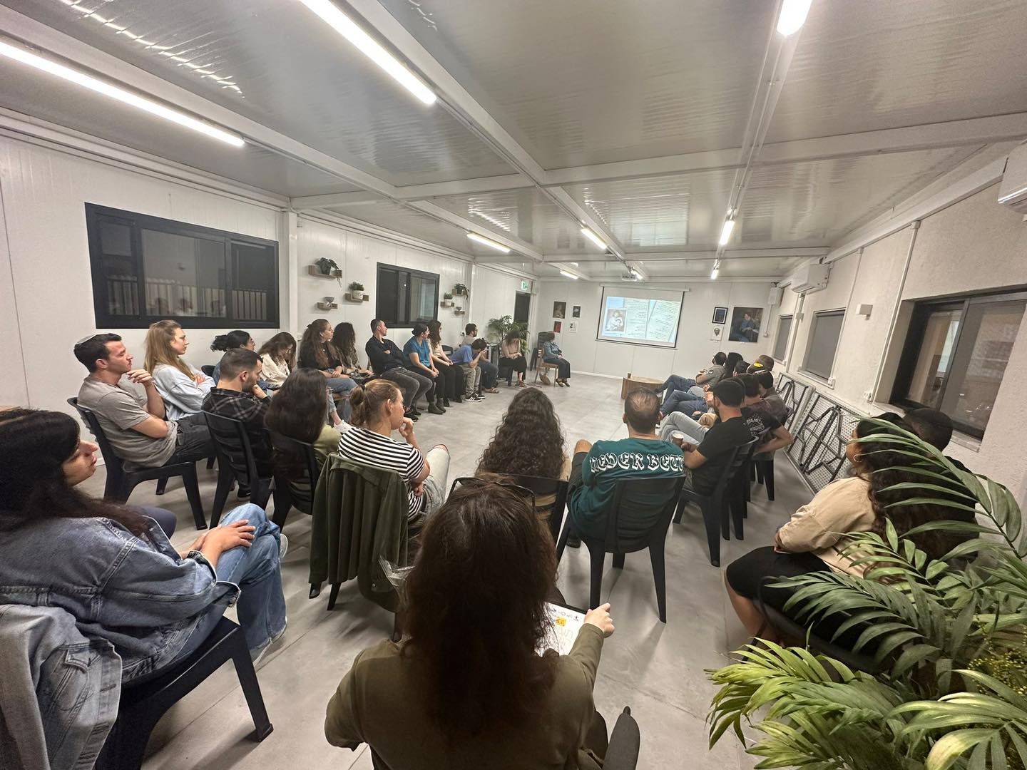 בטקס המרגש והמכובד נכחו שורדי שואה ובני משפחותיהם, ראש העיר, ליאת שוחט, סגני ראש העיר, שלמה זלמן סיונוב ועופר בוזי, רב העיר, הרב ציון כהן, חברי מועצה, תושבים ובני נוער.