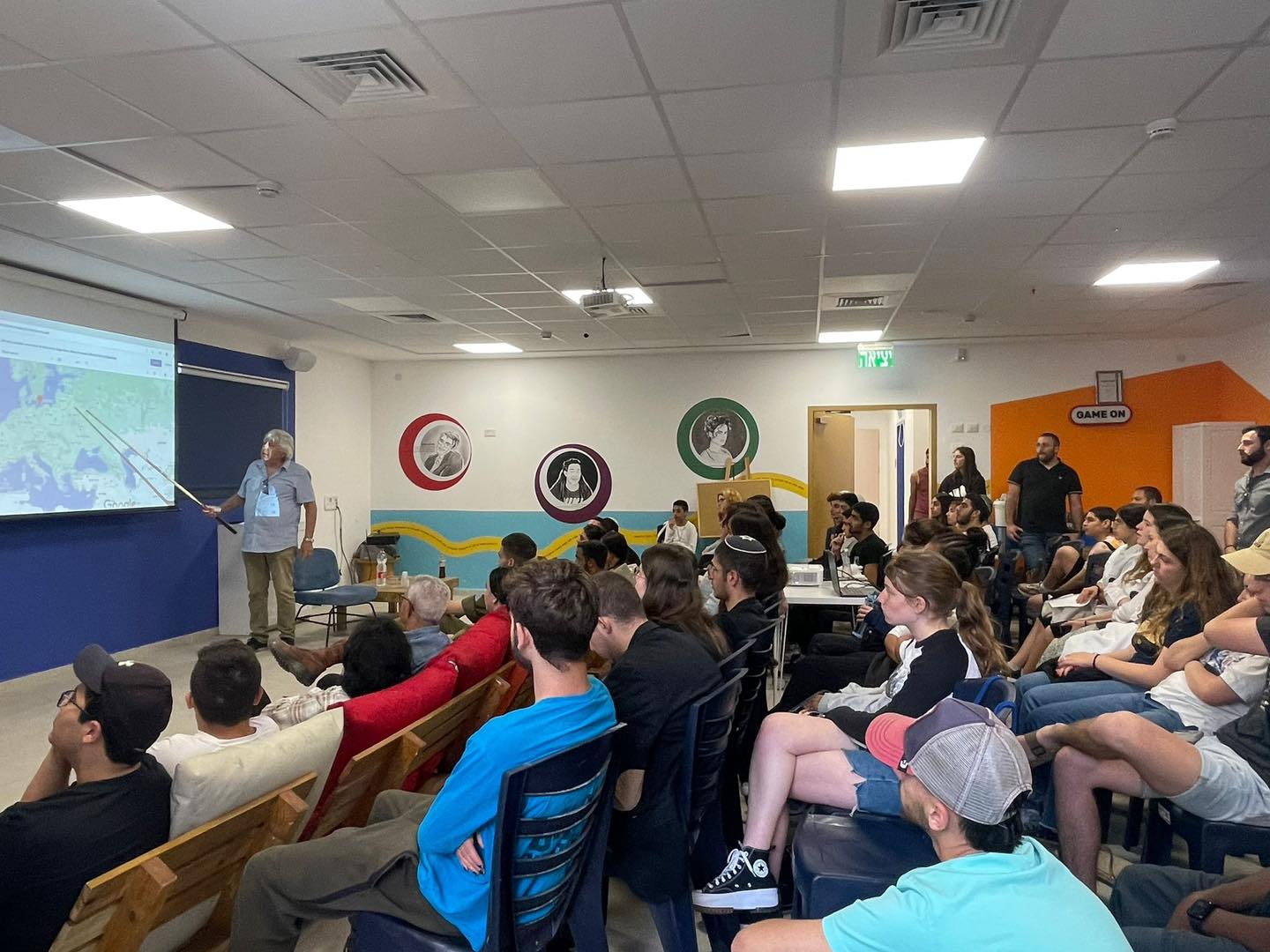 בטקס נשאו דברים רב העיר, הרב ציון כהן וסגן ומ"מ ראש העיר, שלמה זלמן סיונוב שדיברו על הקושי של היהודים בגולה שנרדפו אך ורק בשל היותם יהודים וציינו את החשיבות של האחדות בעם גם ברגעים קשים.