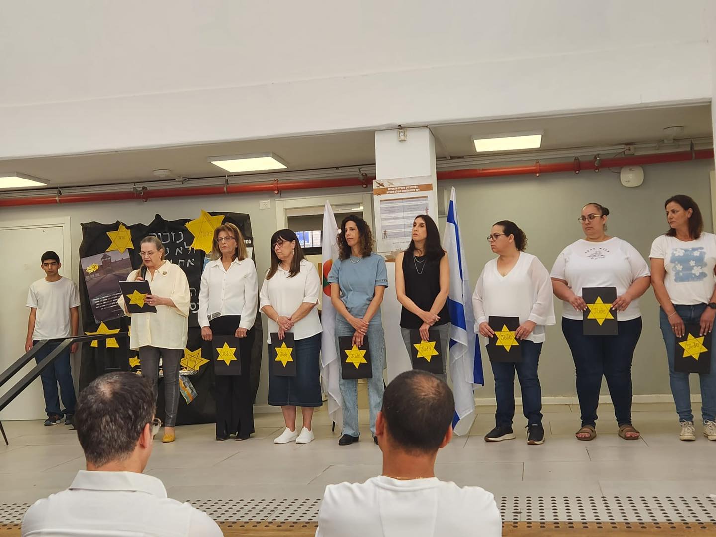 החזן אמנון בר אמר את תפילת אל מלא רחמים ורקדניות להקת אלגרו בניהולה המקצועי של אורטל חתוכה הופיעו בקטע ריקוד עצמתי. 