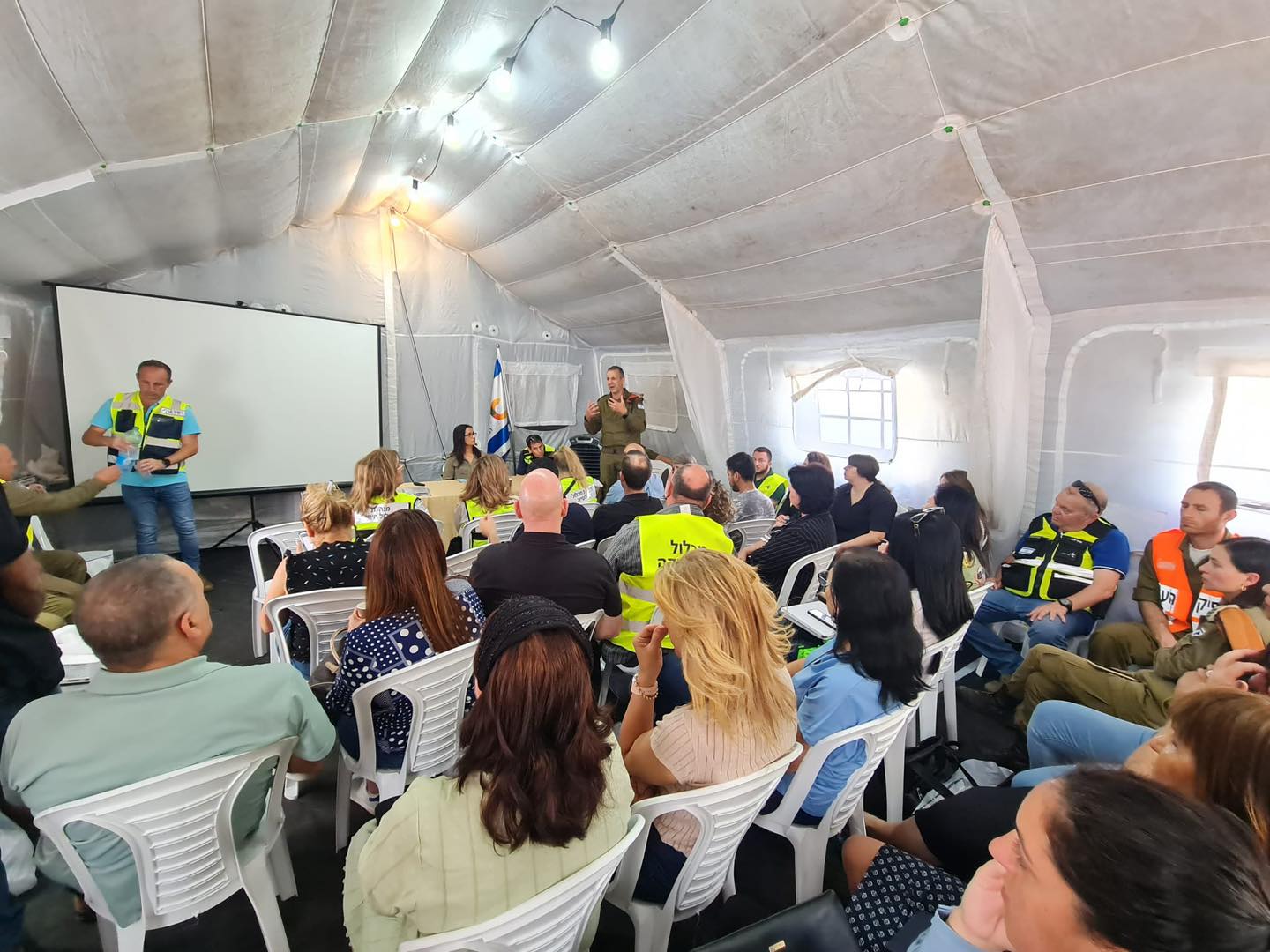 את התרגיל הוביל אגף הביטחון והחירום בראשותו של מנהל האגף, כפיר אדרי, ואביב גורי, ממונה חירום ומקלטים, כל זאת יחד עם מדריכים של מינהלת התרגילים בפיקוד העורף. בתרגיל שהתקיים במרכז ההפעלה הרשותי השתתפו מפקד המחוז בפיקוד העורף, אל"מ חי רקח, מפקד נפת גנים בפיקוד, אל"מ יהונתן ג'ון רז, מפקד היקל"ר (יחידת הקישור לרשות), רס"ן גיל טייכמן, נציגי משרד הפנים ומשרד הביטחון ונציגים מפיקוד העורף. בשולחן המרכזי בתרגיל הובילו את קבלת ההחלטות ראש העיר, ליאת שוחט, ומנכ"ל העירייה, גיל ממון.