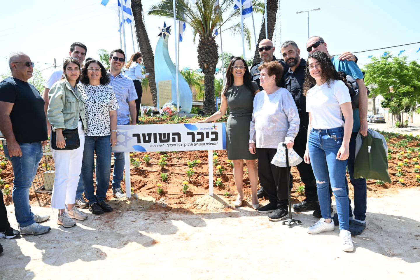 מפקד מרחב דן, נצ"מ דניאל חדד ציין: "ייעודינו לשרת את הציבור. אנחנו חונכים פה אנדרטה לשוטרים שנפלו. האירוע הזה הוא אירוע מרגש מבחינתנו, הוא מהווה סמל, דוגמה ומופת לקשר שבין משטרה לאזרחים".