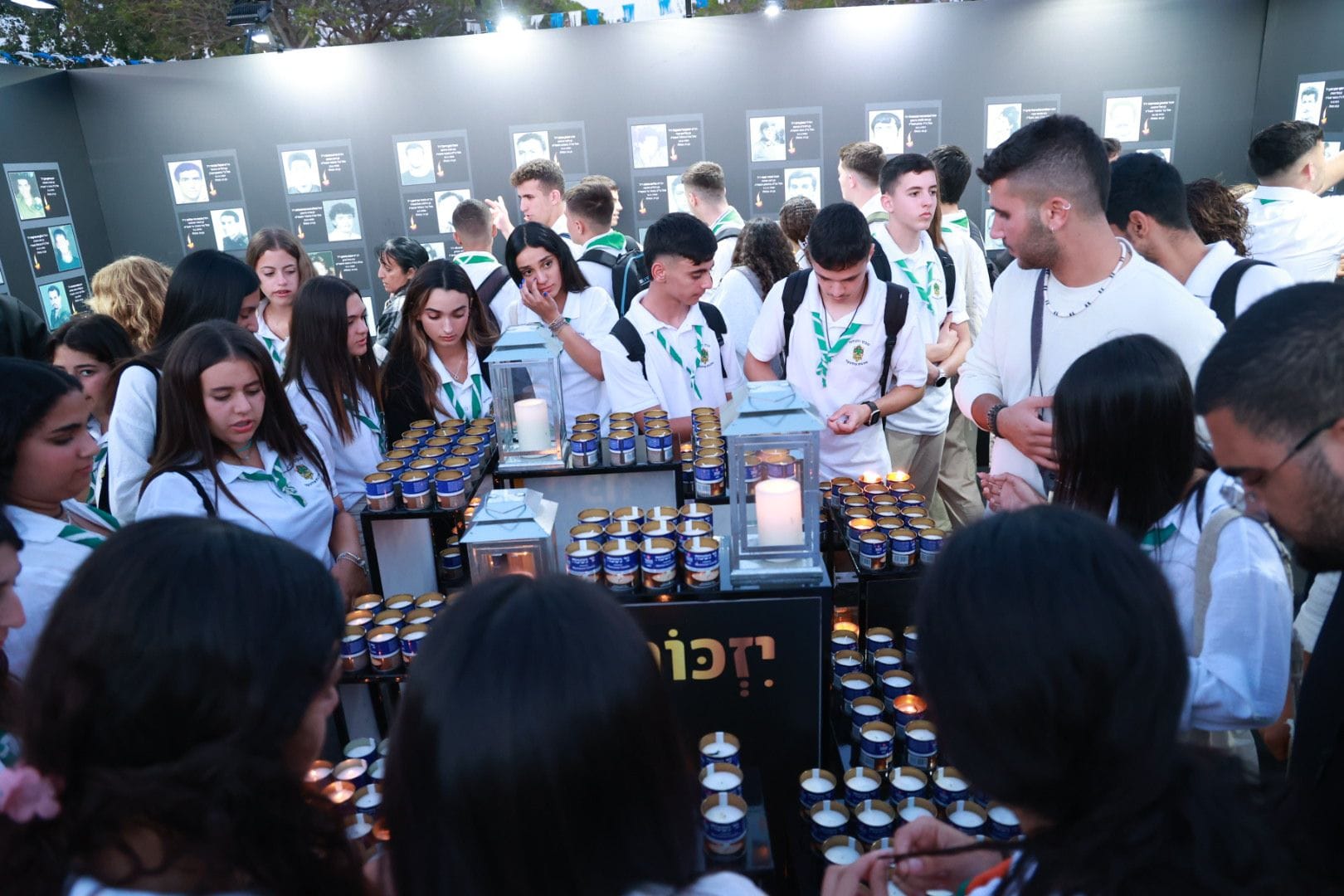 את הערב ליוותה הזמרת רוני דלומי יחד עם נגנים בשירים שקטים. במהלך הטקס הוקרן סרטון הנצחה לזכרו של יוסף ממיסטבלוב, תושב אור יהודה, נהג אוטובוס שנהרג בפיגוע בקו 4 ברחוב אלנבי בתל אביב בשנת 2002. בסרטון משפחתו נפגשה לראשונה עם נוסעת האוטובוס שראתה אותו בפעם האחרונה.