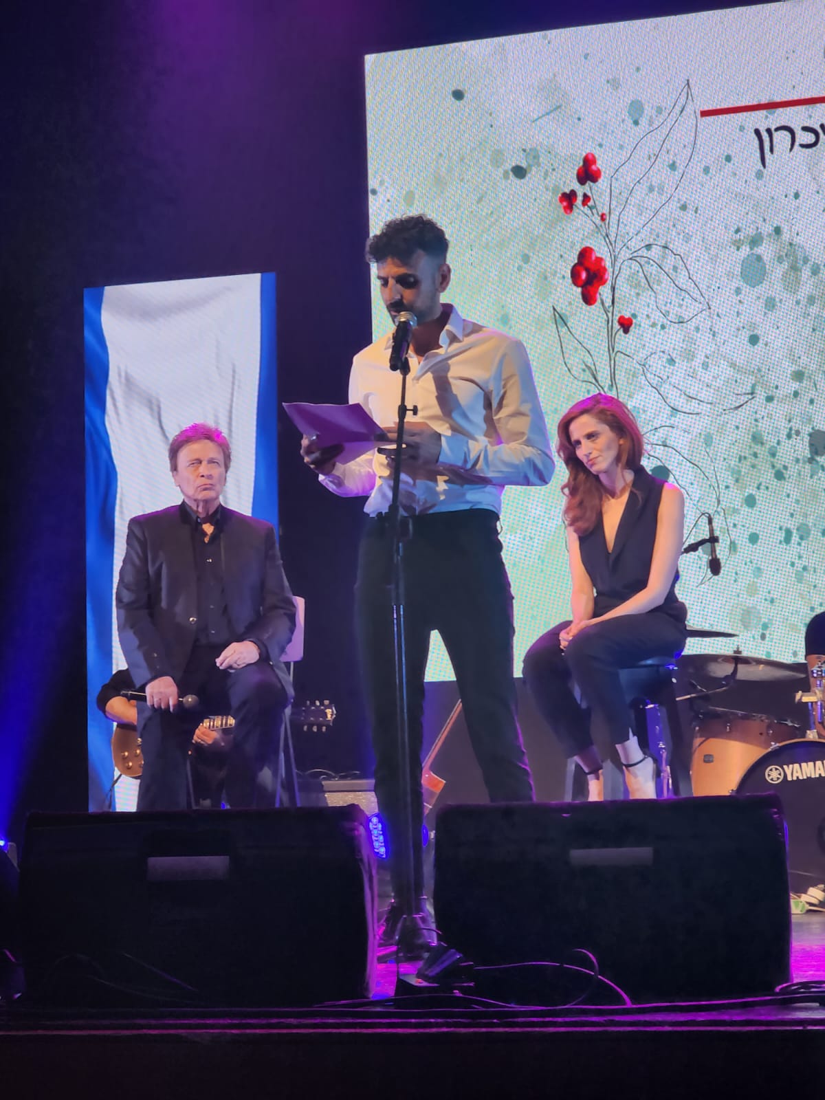 . יונה אליאן-קשת קראה קטעי קריאה מרגשים בנושא זיכרון ושכול, ששי קשת וביתו מאי קשת שרו שירים ואריאל קשת ליווה אותם בנגינה על הקלידים. סגן ראש העיר, אלירן אליה, נשא דברים.