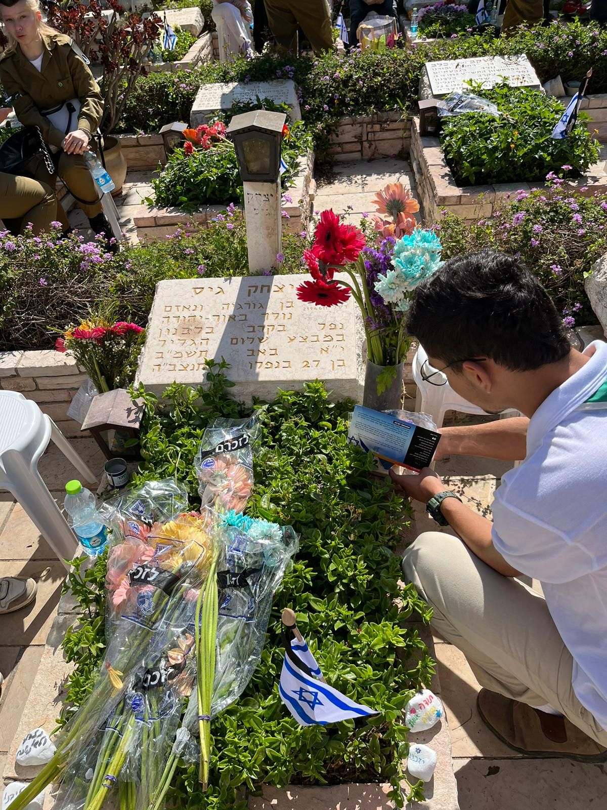 עשרות חניכי תנועות הנוער, תלמידים וחיילים הגיעו לשיר, להדליק נרות ולהתייחד עם זכרם של 100 החללים תושבי אור יהודה אשר נפלו במערכות ישראל ובפעולות האיבה.