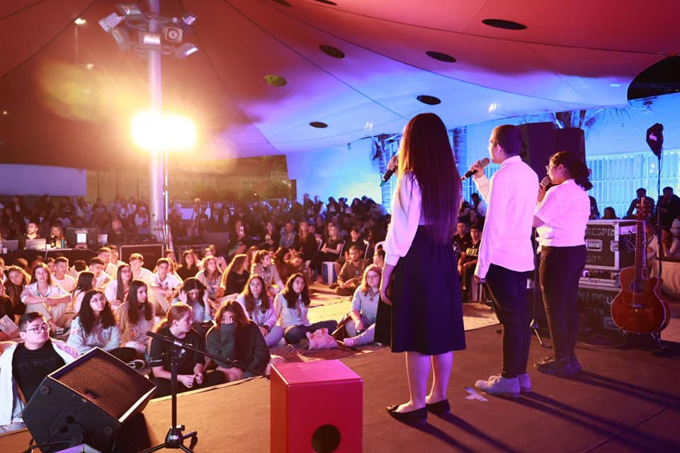 מנהל תיכון יובלים, ד"ר נתי ברק, נשא דברים וסיפר על צוות בניה, סמ"ר אורי גרוסמן, רס"ן בניה ריין, סמ"ר אדם גורן וסמל אלכס (סשה) בונימוביץ', צוות הטנק שנהרג מטיל נ"ט שירה החיזבאללה במלחמת לבנון השנייה. 