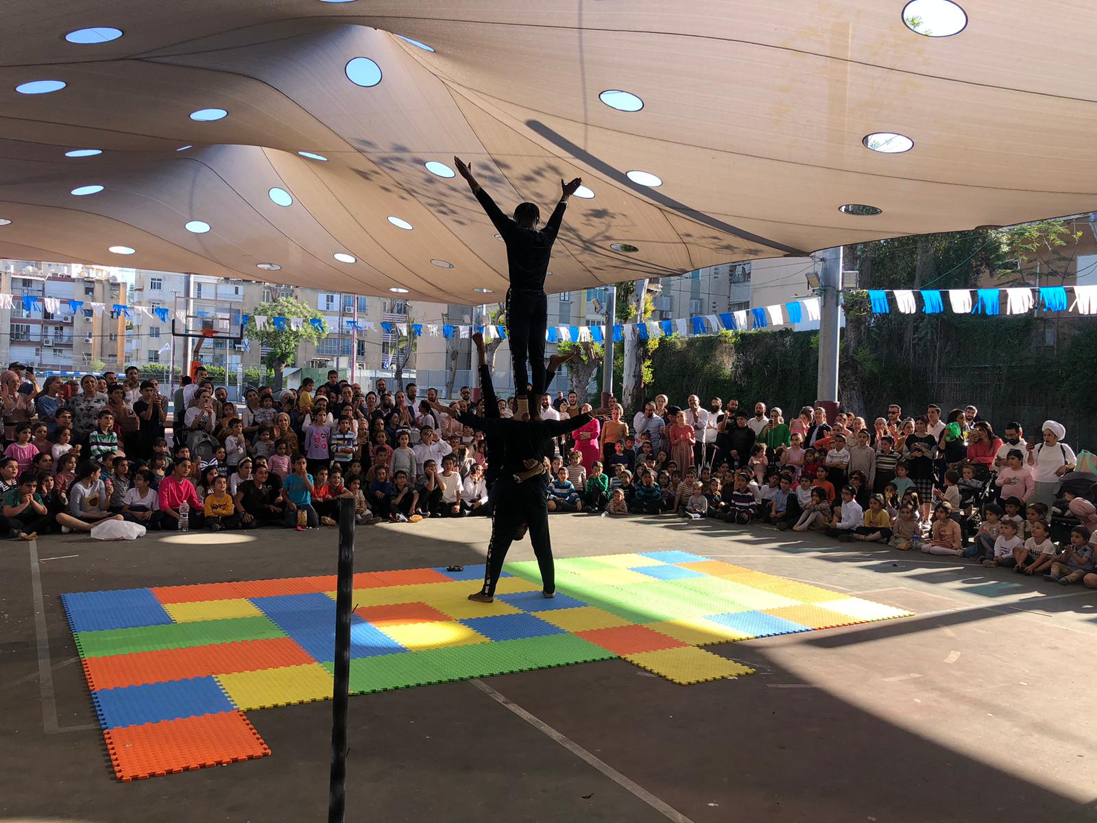 תושבי אור יהודה הדתיים והחרדים חגגו את יום העצמאות למדינת ישראל בשלל פעילויות, תפילות ואירועים משמחים לכל המשפחה. בנוסף לאירוע המרכזי בערב יום העצמאות בבמה ברחבת האירועים העירונית, חגגו חברי הקהילה הדתית-חרדית את חגיגות ה-75 למדינה באירועים המותאמים למגזר. הנשים והנערות נהנו מהסרט "סלנטו" שהוקרן בשתי הקרנות שונות בליל עצמאות וביום העצמאות באולם מוזיאון מורשת יהדות לוב. הסרט סיפר על מהפך מרעיד חיים בהשראת סיפורים אמיתיים. המחלקה לתרבות תורנית והגרעין התורני חגגו עצמאות למדינה בתפילת מעבר מיוחדת בליל עצמאות ברחבת בית הספר סעדיה גאון, ולאחריה התקיימה הרקדה עם להקת "ניגון בשביל הנשמה". באירוע השתתפו ראש העיר, ליאת שוחט, רב העיר, הרב ציון כהן, וחברי המועצה יוסי סוויד וימית קרקוקלי. לאחר מכן התקיים מופע להטוטים אש ואור, מתחם מתנפחים לילדים ודוכני מזון לשמח הקהל. ביום העצמאות התקיימה תפילת שחרית חגיגית עם הלל וכלי נגינה ושיעורי תורה בבית המדרש הקהילתי. בתום התפילה והשיעורים יצאו התושבים לטיול קהילתי ומשפחתי ביער קולה במזג אוויר נפלא שהאיר את פניו למטיילים. עוד בעצמאות נהנו הילדים ממופע מרהיב של הקרקס האפריקאי ברחבת מגרש הכדורסל ברח' יקותיאל אדם, שהלהיב את הילדים. באירוע שיחקו הילדים במתקני מתנפחים שהובאו במיוחד והתפנקו בדוכני המזון. צילומים: דוברות עיריית אור יהודה 