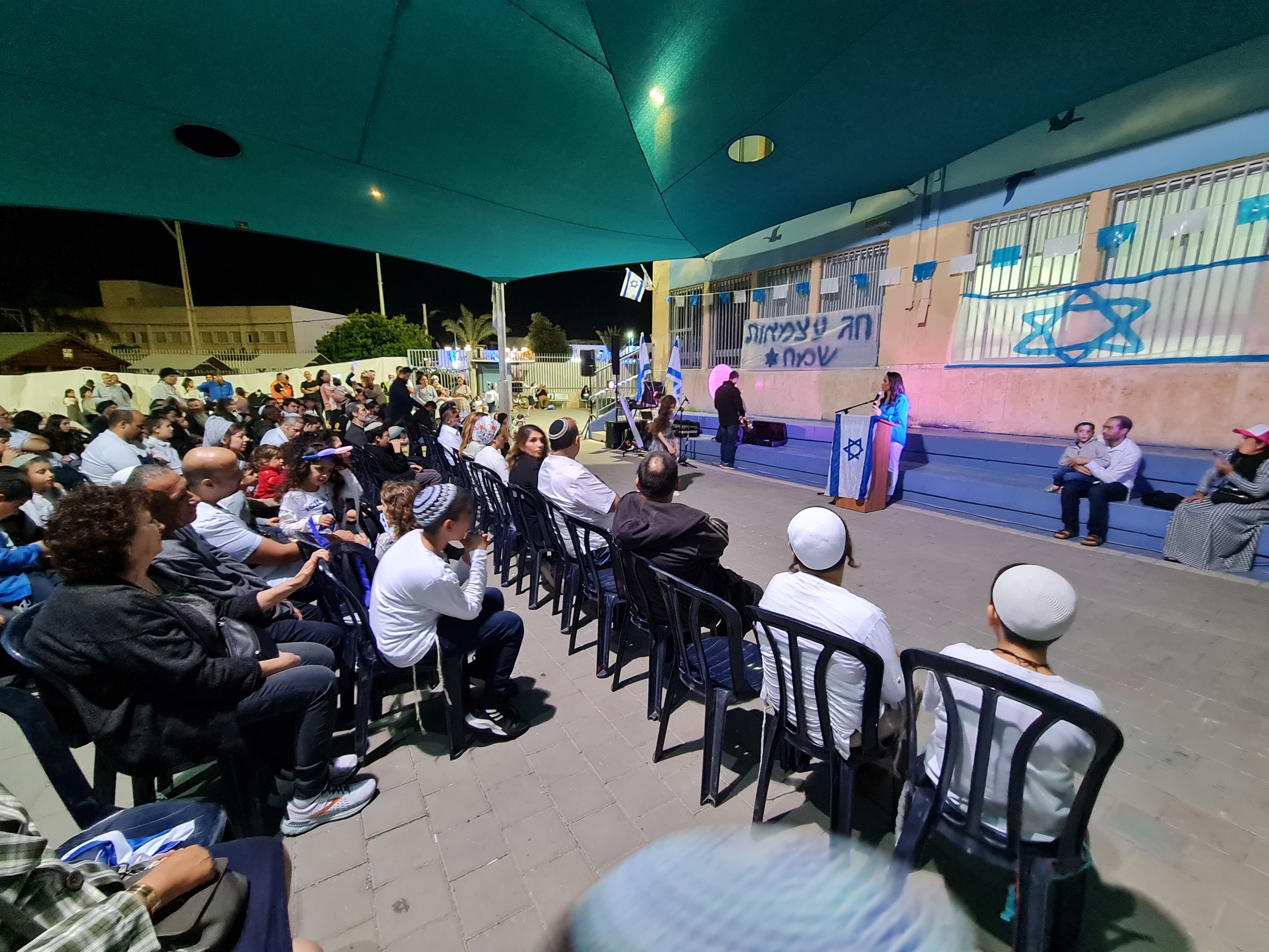 המחלקה לתרבות תורנית והגרעין התורני חגגו עצמאות למדינה בתפילת מעבר מיוחדת בליל עצמאות ברחבת בית הספר סעדיה גאון, ולאחריה התקיימה הרקדה עם להקת "ניגון בשביל הנשמה". באירוע השתתפו ראש העיר, ליאת שוחט, רב העיר, הרב ציון כהן, וחברי המועצה יוסי סוויד וימית קרקוקלי. לאחר מכן התקיים מופע להטוטים אש ואור, מתחם מתנפחים לילדים ודוכני מזון לשמח הקהל. ביום העצמאות התקיימה תפילת שחרית חגיגית עם הלל וכלי נגינה ושיעורי תורה בבית המדרש הקהילתי. בתום התפילה והשיעורים יצאו התושבים לטיול קהילתי ומשפחתי ביער קולה במזג אוויר נפלא שהאיר את פניו למטיילים.