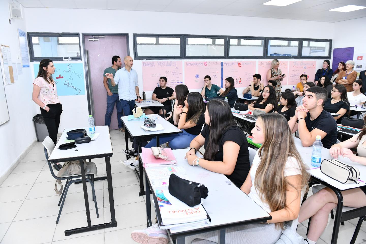 חברי ועדת השיפוט הינם מטעם משרד החינוך מהמטה הארצי וממחוז ת"א שאמונים על הטמעת תכניות זה"ב, נגישות ואורח חיים בטוח. הם התקבלו בחצר בית הספר על-ידי צוות המנהלים של הקריה החינוכית יובלים: ד"ר נתי ברק, מנהל השש שנתי, מירב שקד, מנהלת החטיבה העליונה, רוית דאי, מנהלת חטיבת הביניים ותלמידים נאמני זה"ב.