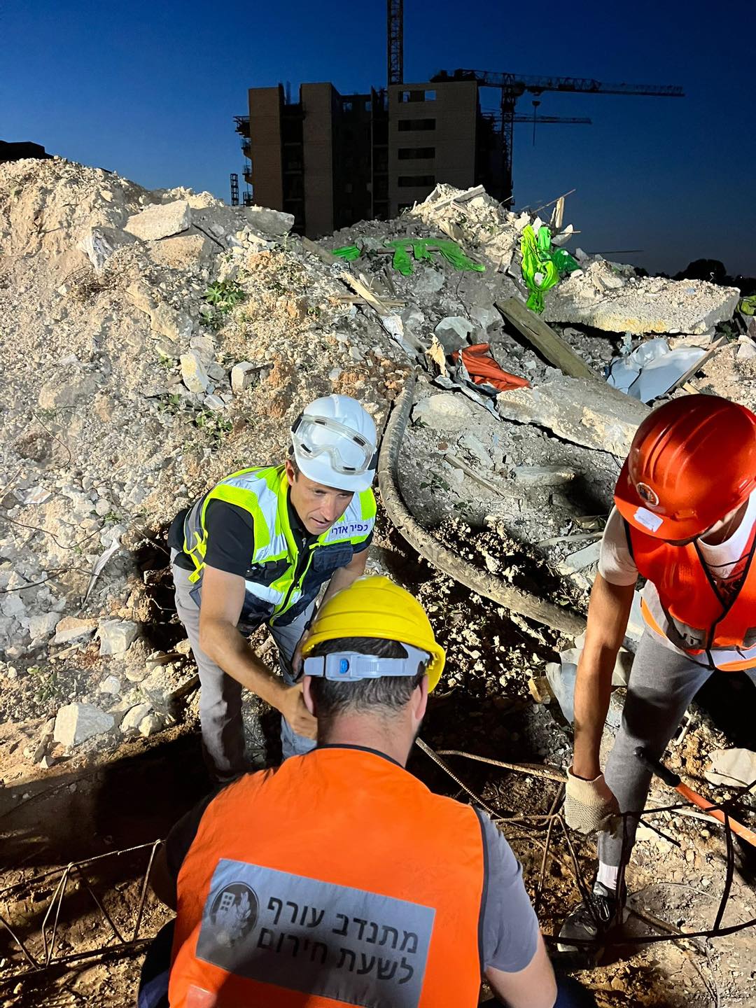 38 מתנדבים חדשים סיימו בשבוע שעבר את קורס סע"ר, סיוע עצמאי ראשוני, בהובלתם של כפיר אדרי, מנהל אגף הביטחון ושמחה כנרי, מנהלת יחידת המתנדבים במחלקת משאבי קהילה באגף שח"ק. יחידה זו מבוססת על מתנדבים תושבי העיר הפועלים להעניק סיוע ראשוני לתושבים באירועי אסון עוד לפני הגעתם של כוחות הביטחון לזירת האירוע ותופעל בזמן אמת על ידי אגף הביטחון.