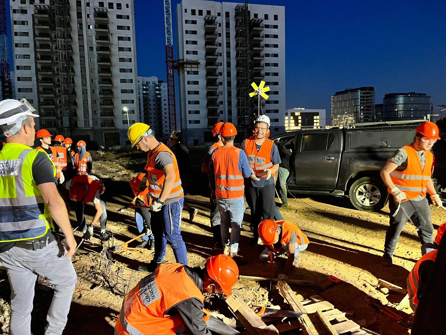 בהמשך לקול הקורא שפרסמה העירייה לאחרונה בדבר פתיחת קורס חדש להכשרת מתנדבים להגשת סיוע ראשוני לתושבים באירועי אסון, נרשמו כ-40 איש לקורס בן 3 מפגשים שהחל בסוף חודש אפריל וכלל הכשרה עיונית ומעשית.