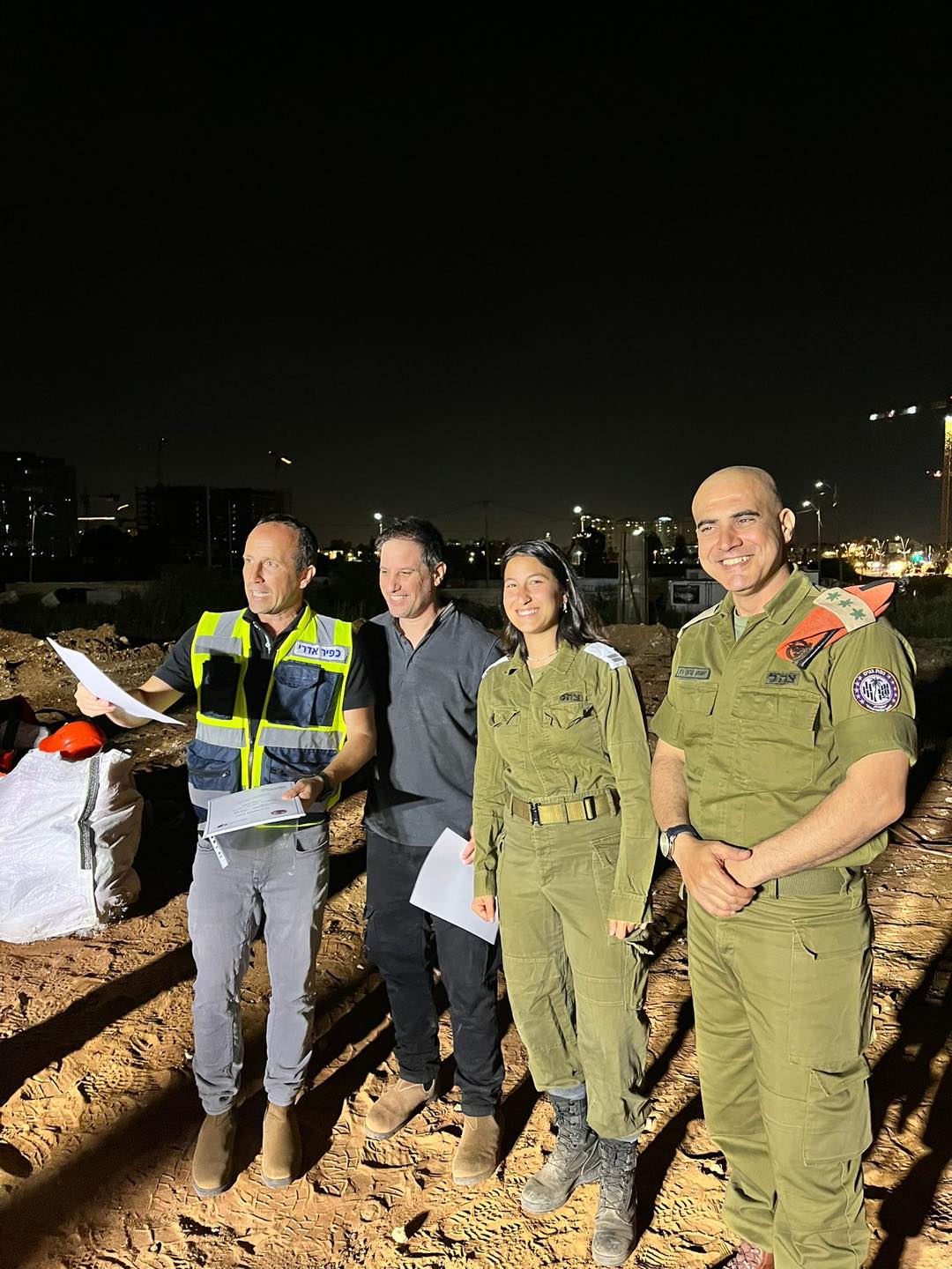 המתנדבים אף סיירו במחסן החירום העירוני החדש בהדרכתו של אביב גורי, אחראי מקלטים וחירום באגף הביטחון בעירייה, ונחשפו לציוד המיועד לשימוש המתנדבים בזמן אמת. בחלק המעשי שהתקיים באתר בנייה בשדה פתוח בסמוך לשכונת בית בפארק, התאמנו המתנדבים על טכניקות חילוץ מתוך אלמנטים כגון פלטות בטון, קורות עץ וברזלים. במהלך התרגול זכו המתנדבים והמדריכים לביקור מפקד נפת גלים, אל״ם (מיל') יהונתן (ג'ון) רז, שמלווה את אור יהודה מטעם פיקוד העורף.