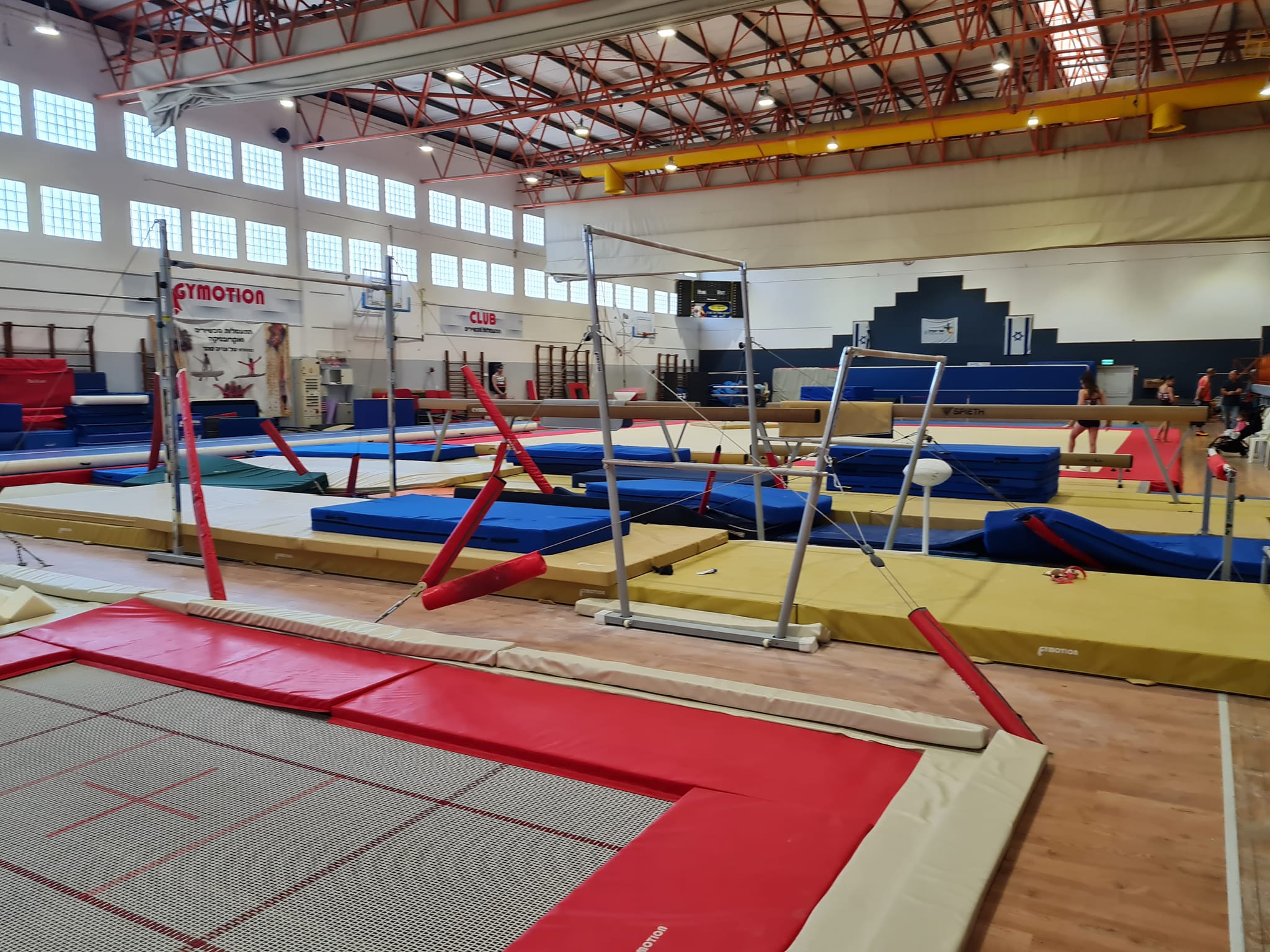 כחלק מתכנית קידום תרבות הספורט העממי והספורט התחרותי בעיר, השקיעה העירייה בשיפוץ יסודי של אולם הספורט והפיכתו מאולם ששימש בעיקר לאימונים ולמשחקי כדורסל, להיכל ספורט אולימפי מושקע ומקצועי. ענף התעמלות המכשירים מתפתח מאוד באור יהודה בשנים האחרונות וצובר תאוצה, כאשר בנות הנבחרת זוכות בגביעים ובמדליות רבים. מתוך כך עלה צורך למקום מקצועי בו יוכלו הנבחרות להתאמן כראוי ולקיים חוגים ברמה גבוהה.