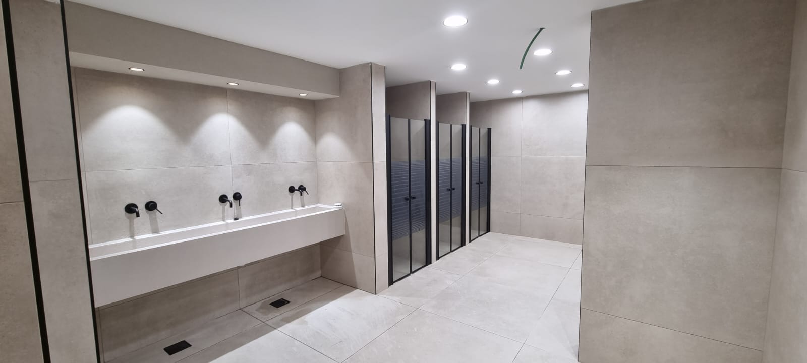 לאחר התמודדות מוצלחת עם מעט אתגרים הנדסיים, היכל הספורט התחדש והפך לאולימפי עם ציוד איכותי שכולל משטח קרקע חדש, קורות, שולחן קפיצות, טרמפולינה ענקית וציוד מקצועי, כל זאת בנוסף לעבודות השדרוג שהתקיימו בתוך ההיכל, בין השאר בשירותים, במקלחות ובמשרדים.