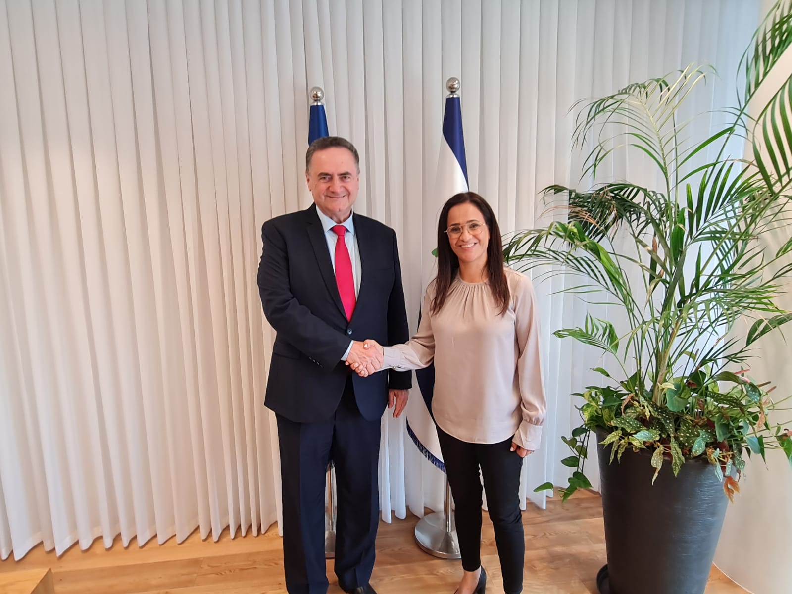 שר האנרגיה והתשתיות, ח"כ ישראל כ"ץ, הגיע ביום חמישי האחרון לפגישת עבודה עם ראש העיר ליאת שוחט והצוותים המקצועיים בעירייה לפגישת עבודה. לצד שר האנרגיה התייצבו גם מנכ"ל המשרד, ראש רשות הגז, ראש רשות המים,  מנהל מחוז מרכז בחברת החשמל ונציגים בכירים של הדרג המקצועי ומטה השר.