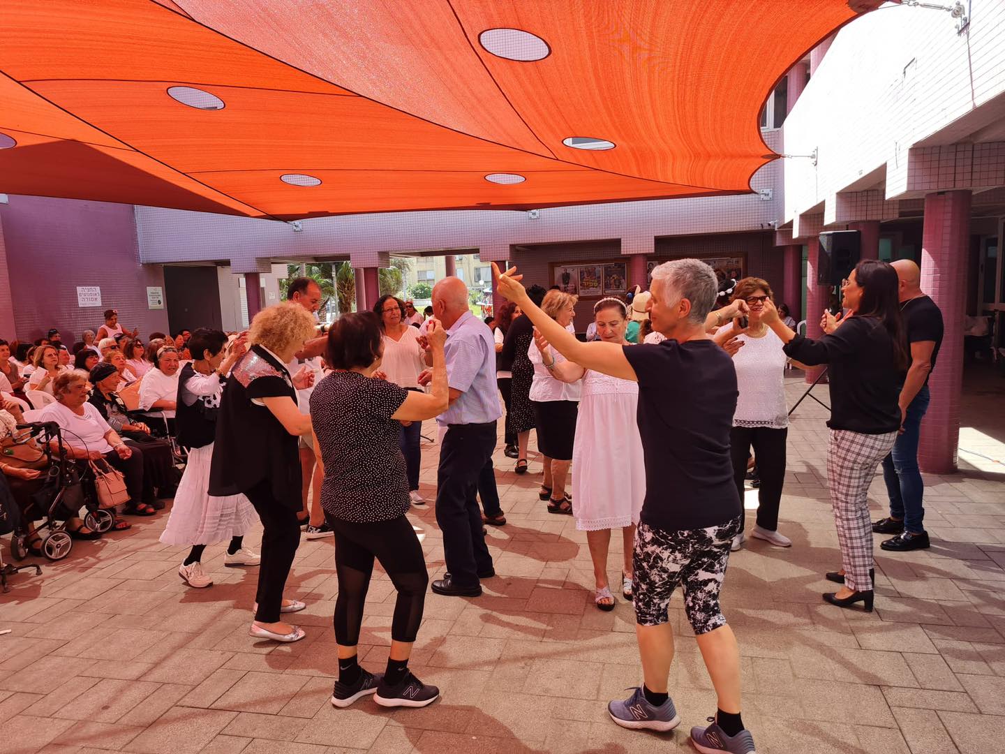 האזרחים הוותיקים באור יהודה חגגו את חג השבועות ברחבת היכל התרבות במסגרת פעילות מועדוני האזרחים הוותיקים המתקיימים בשעות הבוקר, באמצעות מחלקת פנאי וקהילה ב"נפגשים" מרכזים קהילתיים. כ-250 אזרחים ותיקים ואזרחים בוגרים מ-8 מועדונים חברתיים הפרוסים ברחבי העיר הגיעו למפגש חברתי מעצים כלל שירה משותפת, ריקודים, כיבוד קל וחגיגת שבועות בלבן.