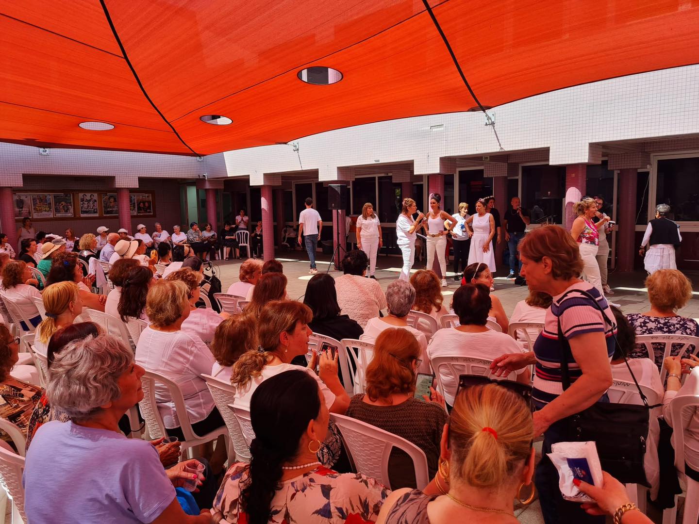 האזרחים הוותיקים והבוגרים הגיעו לבושים בחולצות לבנות ונהנו מדוכנים ובהם עוגות גבינה לכבוד שבועות ואבטיחים צוננים המסמלים את בוא הקיץ. צמד הזמרים ורדית ורפי הנעימו את האווירה בשירי שבועות ובשירים מן המקורות לציון חג מתן תורה, לאחר מכן המשיכו לשירי ארץ ישראל, שירים ים תיכוניים ושילבו את הקהל בריקודי עם.