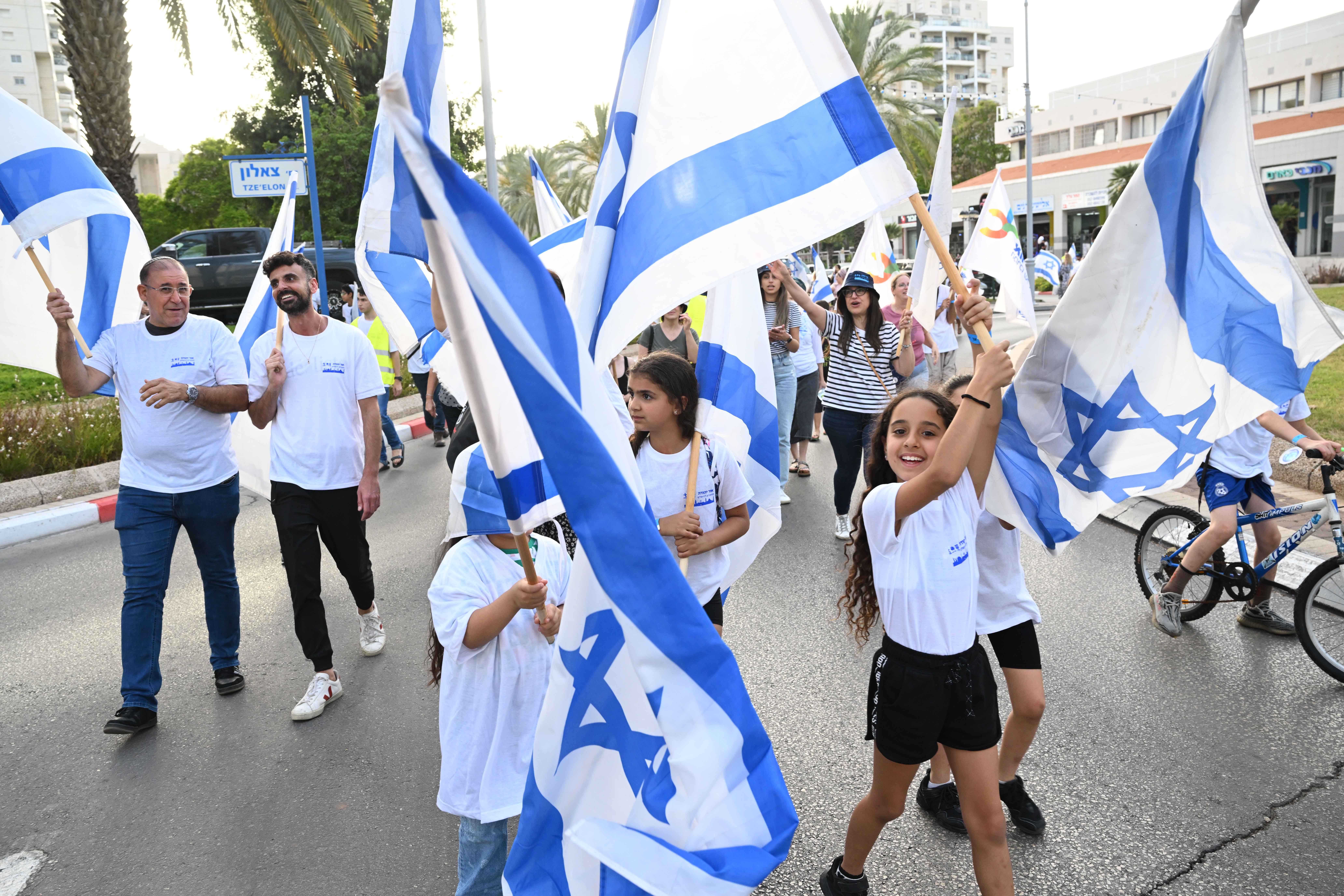 בפארק נווה רבין, בגן הבנים ובגן המייסדים התקיימו פעילויות להורים ולילדים שכללו פינות יצירה בנושא ירושלים, צילום מגנטים וחלוקת חולצות לבנות עם הכיתוב "מתאחדים לכבוד ירושלים". 