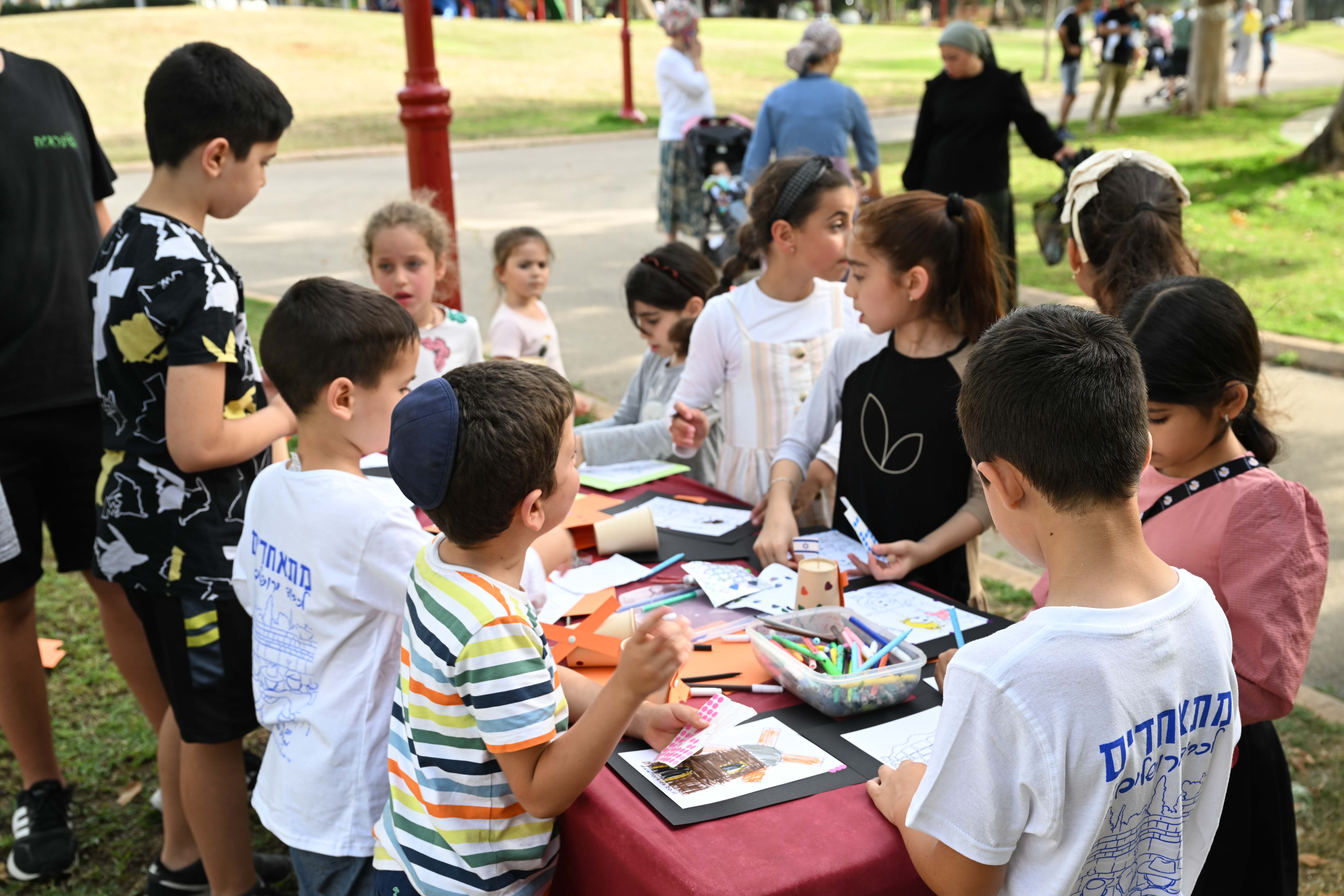 בתום ההפעלות למשפחות, התקיימה תהלוכת דגלים שמחה וססגונית בליווי שירי ירושלים ומוזיקה מהמרכז המסחרי בנווה סביון עד לגן התשעה בהשתתפותם של התושבים ובני משפחותיהם, מדריכי הגרעין התורני ונבחרי הציבור.