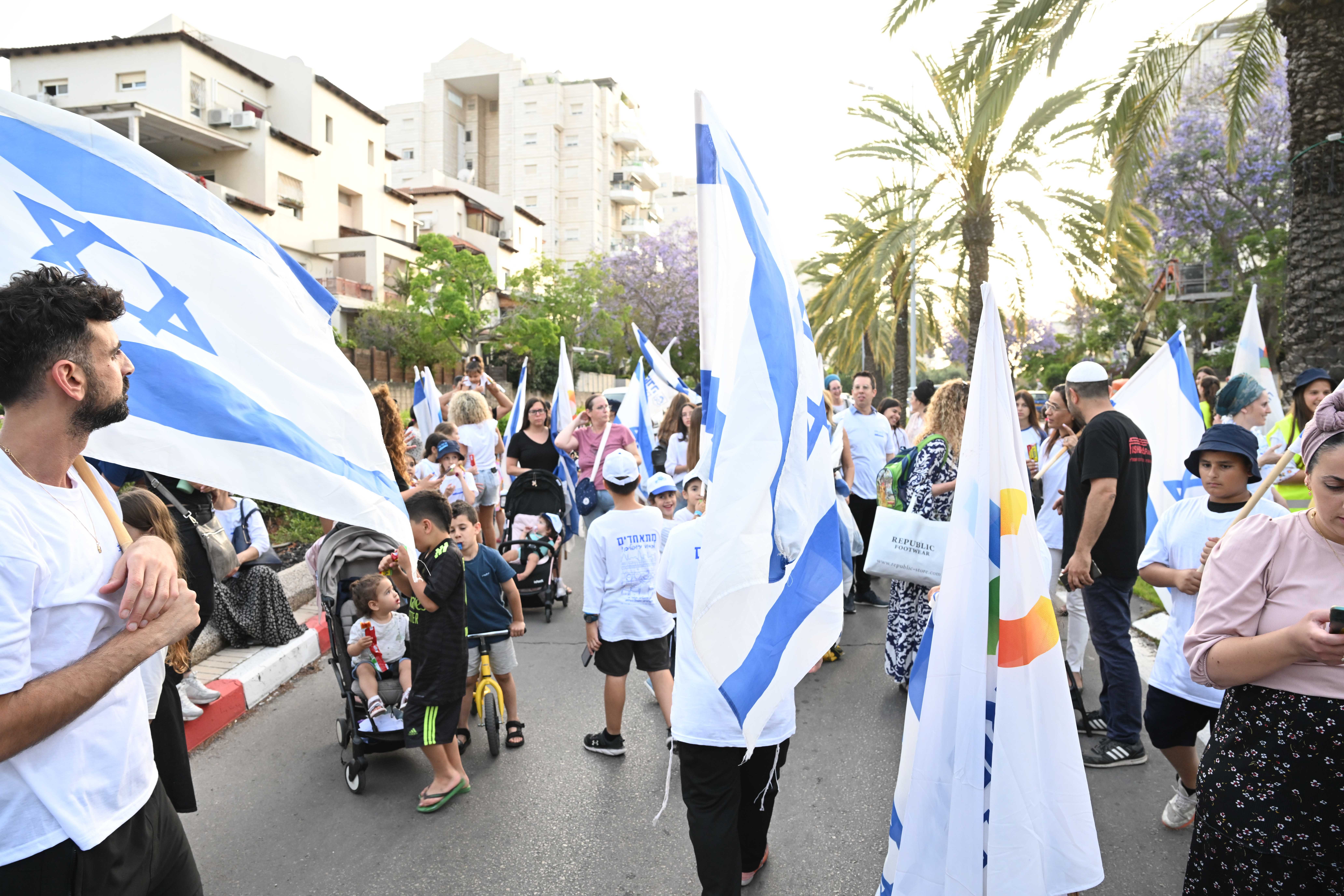 בתום ההפעלות למשפחות, התקיימה תהלוכת דגלים שמחה וססגונית בליווי שירי ירושלים ומוזיקה מהמרכז המסחרי בנווה סביון עד לגן התשעה בהשתתפותם של התושבים ובני משפחותיהם, מדריכי הגרעין התורני ונבחרי הציבור.