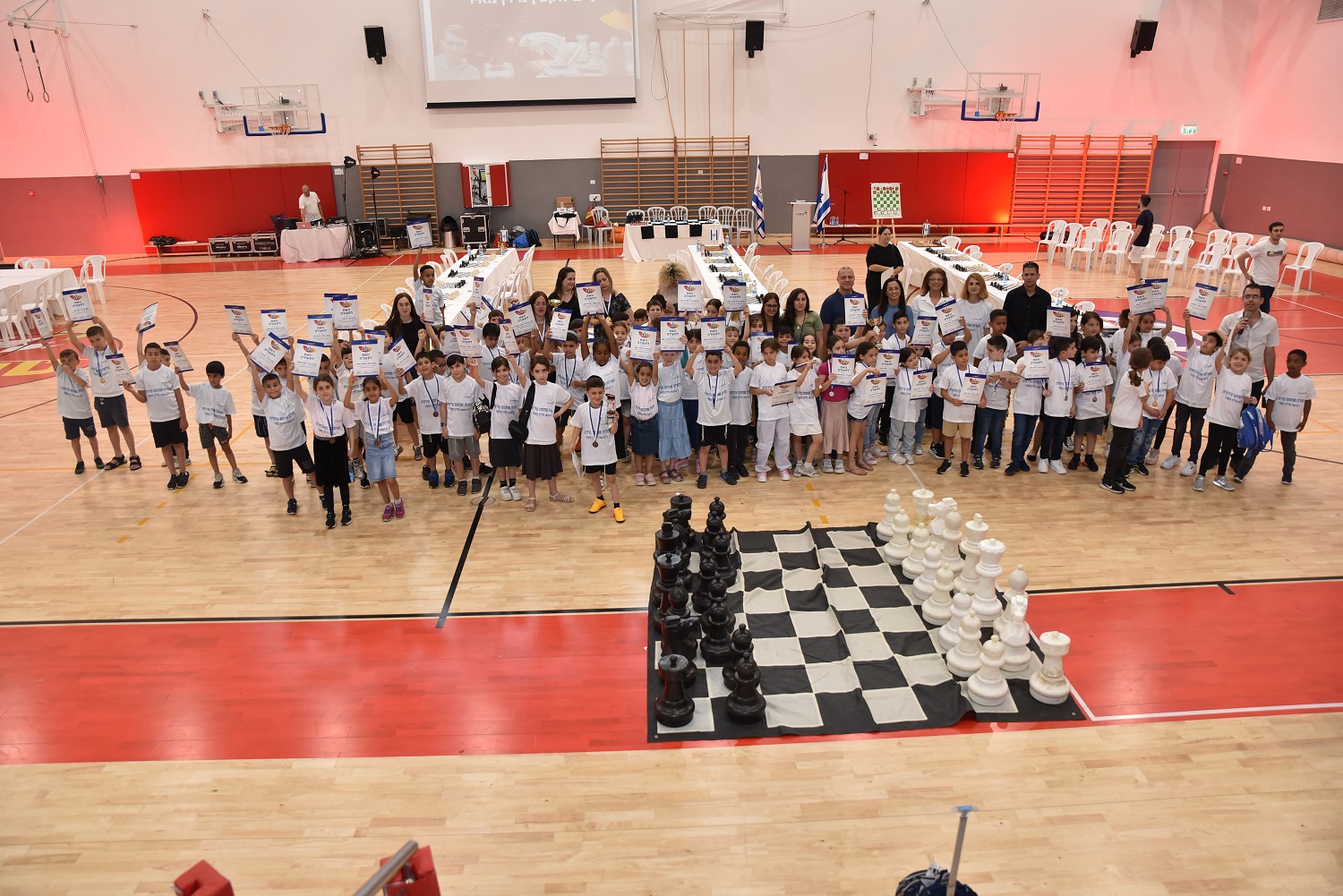 בסיום התחרות קיבלו כלל התלמידים חולצות מטעם המשפחה, ארטיק, תעודות והנבחרות הזוכות זכו לקבל מדליות. בנוסף, חולקו מדליות אישיות למצטיינים בולטים.