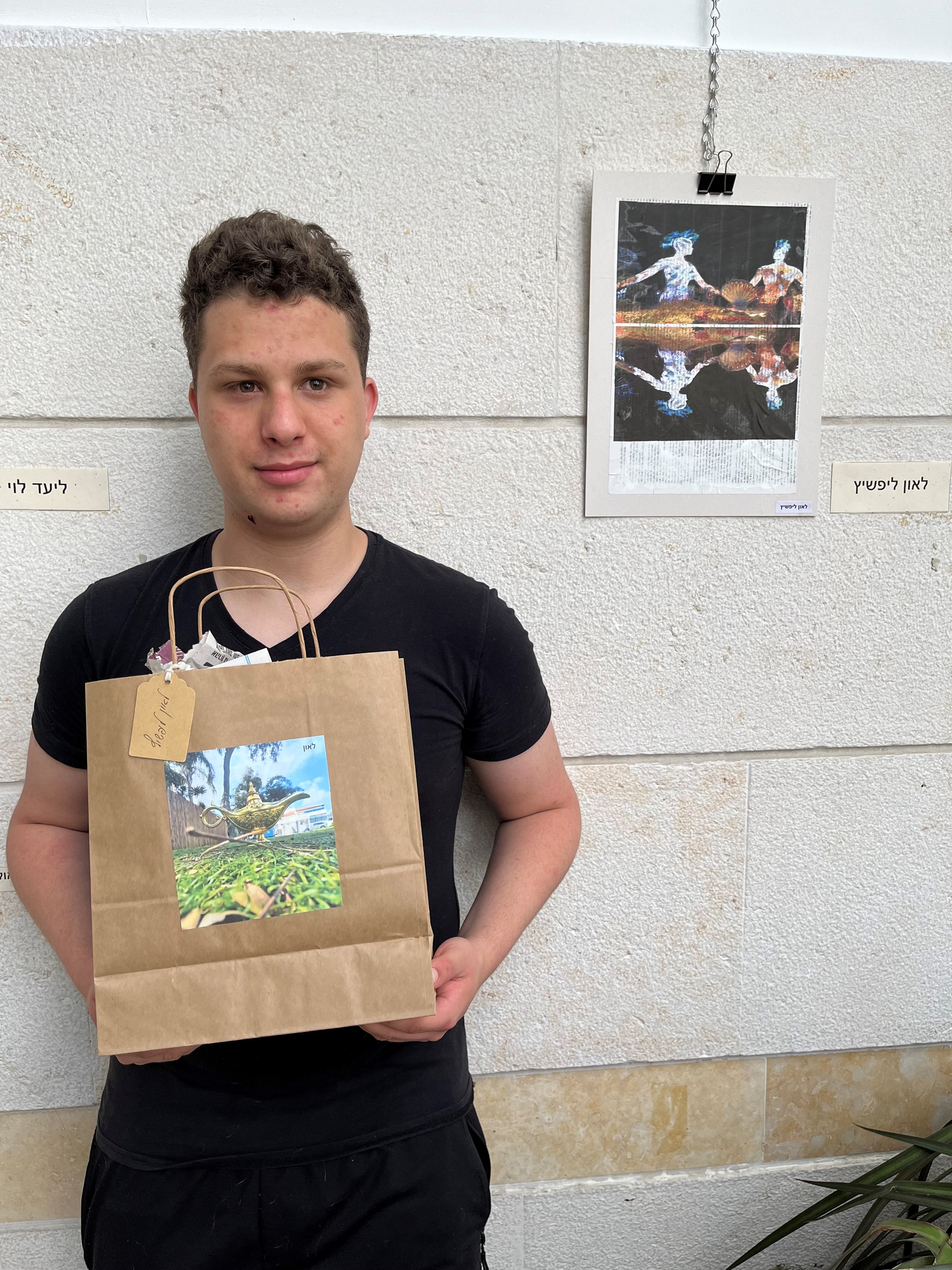 התערוכה היא פעילות אחת מתוך תכנית עמוסה בנושא הניקיון במרחב הציבורי של המשרד להגנת הסביבה, אותה מקדמת בשנה האחרונה היחידה הסביבתית באגף הנדסה בשיתוף מחלקת משאבי קהילה באגף שח"ק ואגף תנופ"ה, שבמסגרתה יצאה היחידה הסביבתית בקול קורא לתושבים להצטרף למיזם, להירשם וליצור אומנות מחומרים המיועדים להשלכה לפחי הזבל.