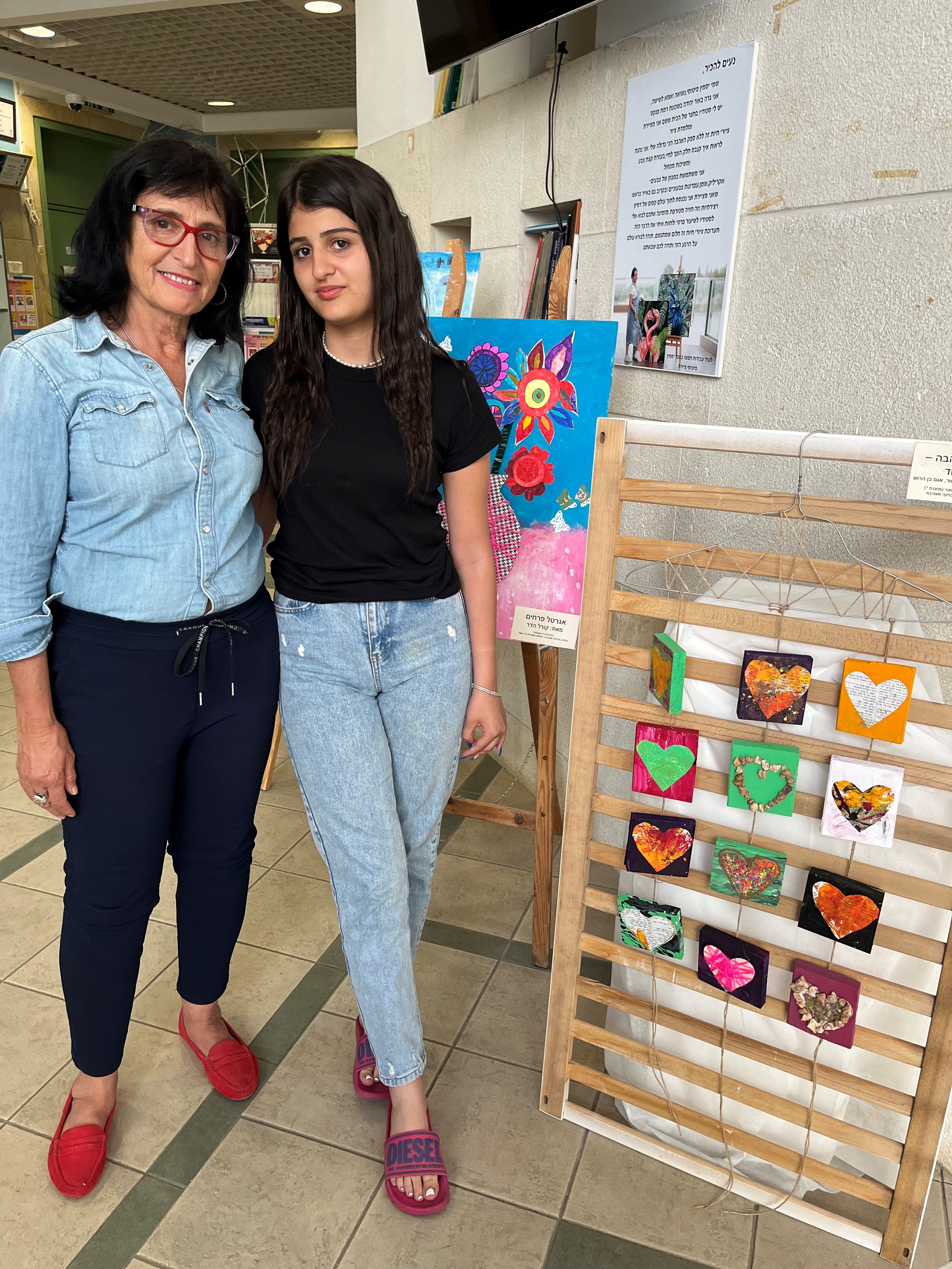 תערוכת אומנות בשימוש חוזר עם מיצגים מיוחדים העשויים מחומרים ממוחזרים נחנכה במרכז תפוח פיס 