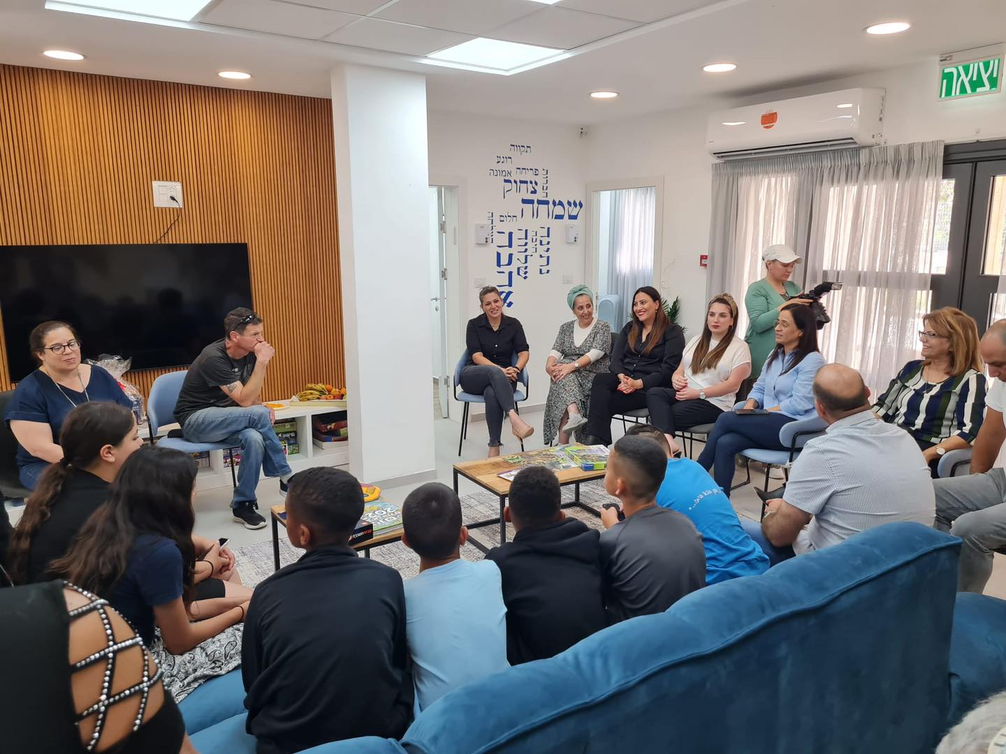 במסגרת השיפוץ, בוצעה החלפה של כל מערכת החשמל והתאורה, הותקנו מערכות תקשורת, תקרה אקוסטית, ריצוף חדש ופרופילים מאלומיניום. המטבח הוחלף כולו לחדש והותקנו בו מוצרי חשמל