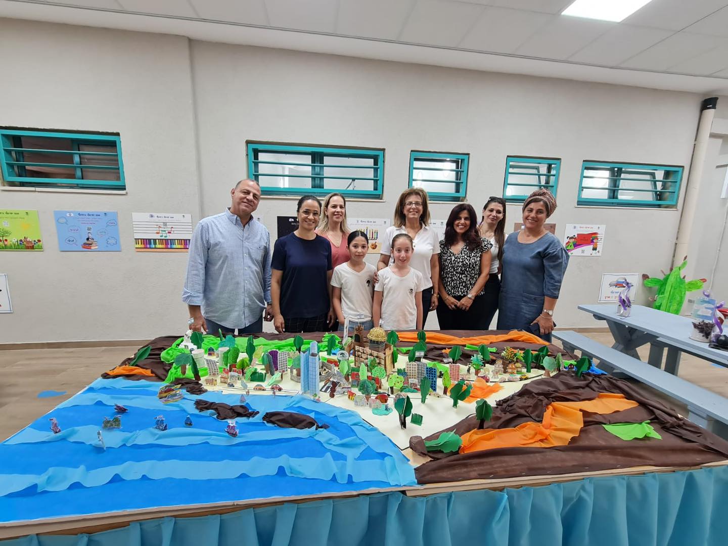 בשבוע שעבר נערך מיזם "מסע ישראלי" בבית ספר שיזף. מדובר במיזם שהינו חלק מחזון בית הספר ובו התלמידים, הצוות החינוכי והקהילה יוצאים למסע בית ספרי העובר דרך ההיסטוריה של העם היהודי ומתחבר לזהות הישראלית היהודית. התכנית שמטרותיה הן העשרה והרחבת עולם הידע והמושגים של התלמידות והתלמידים בנוגע לזהותם היהודית והישראלית, קדמה מגוון רחב של נושאים ובחיבורם לאירועים במעגל השנה, דמויות מפתח בעם ובחברה הישראלית, מקומות ואתרים בארץ ישראל, אקטואליה ודמוקרטיה, מושגי יסוד של המדינה והארץ, זהות ישראלית ויהודית ועוד.