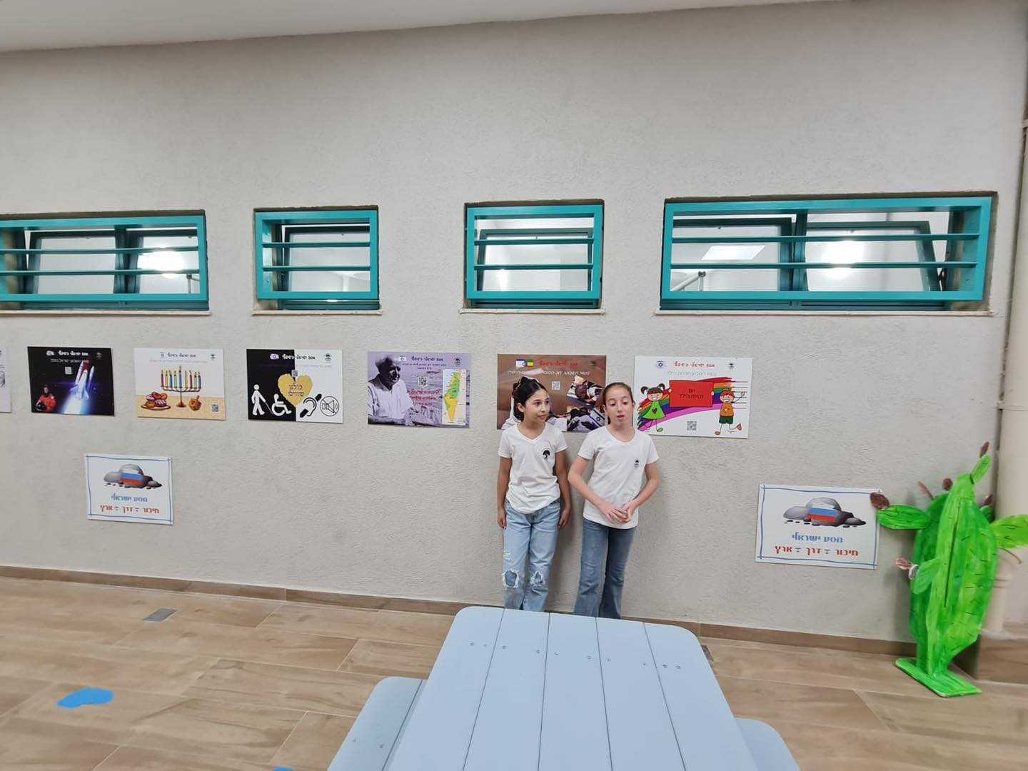 בתערוכה שנחנכה צפו המבקרים בעבודות של תלמידות ותלמידים בתחומים שונים שנשזרו בתכנית המסע הישראלי השנתית בשלל מקצועות הלימוד: מטבעות בתחום ההיסטוריה, דגם של מיני ישראל, מיצג תלת ממדי של עמודי אגם, פודקסטים בתנ"ך, עשר מכות מצרים והסנה הבוער, יצירות של קדישמן לצד המלצות באנגלית לטיולים בארץ. הורי בית הספר היו גם הם שותפים לתערוכה והציגו בתמונות את הטיולים המשפחתיים שלהם בארץ.