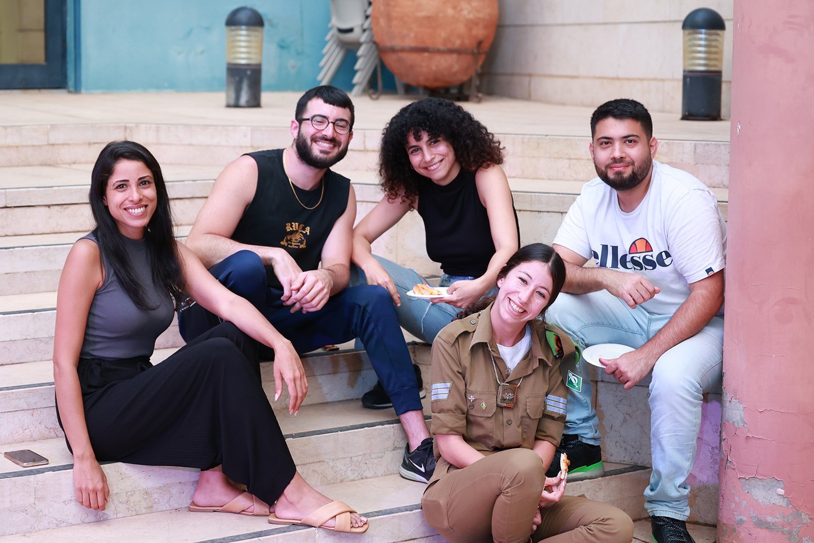 האירוע שתוכנן להתקיים בבריכה העירונית ושינה מיקום ברגע האחרון בשל הגשם הטרופי שירד במפתיע, לא הפריע לצעירי אור יהודה להגיע וליהנות ממפגש חברתי שכלל חלוקת תיק למחשב לכל סטודנט מלגאי עם מיתוג של מרכז קזז לצעירים, עמדות מזון ושתייה, שייק פירות, פיצות ופוקאצ'ות, עמדת צילום מגנטים וכל זאת לצלילי מוזיקה אותה ניגן יואב מצליח, די.ג'יי תושב אור יהודה.