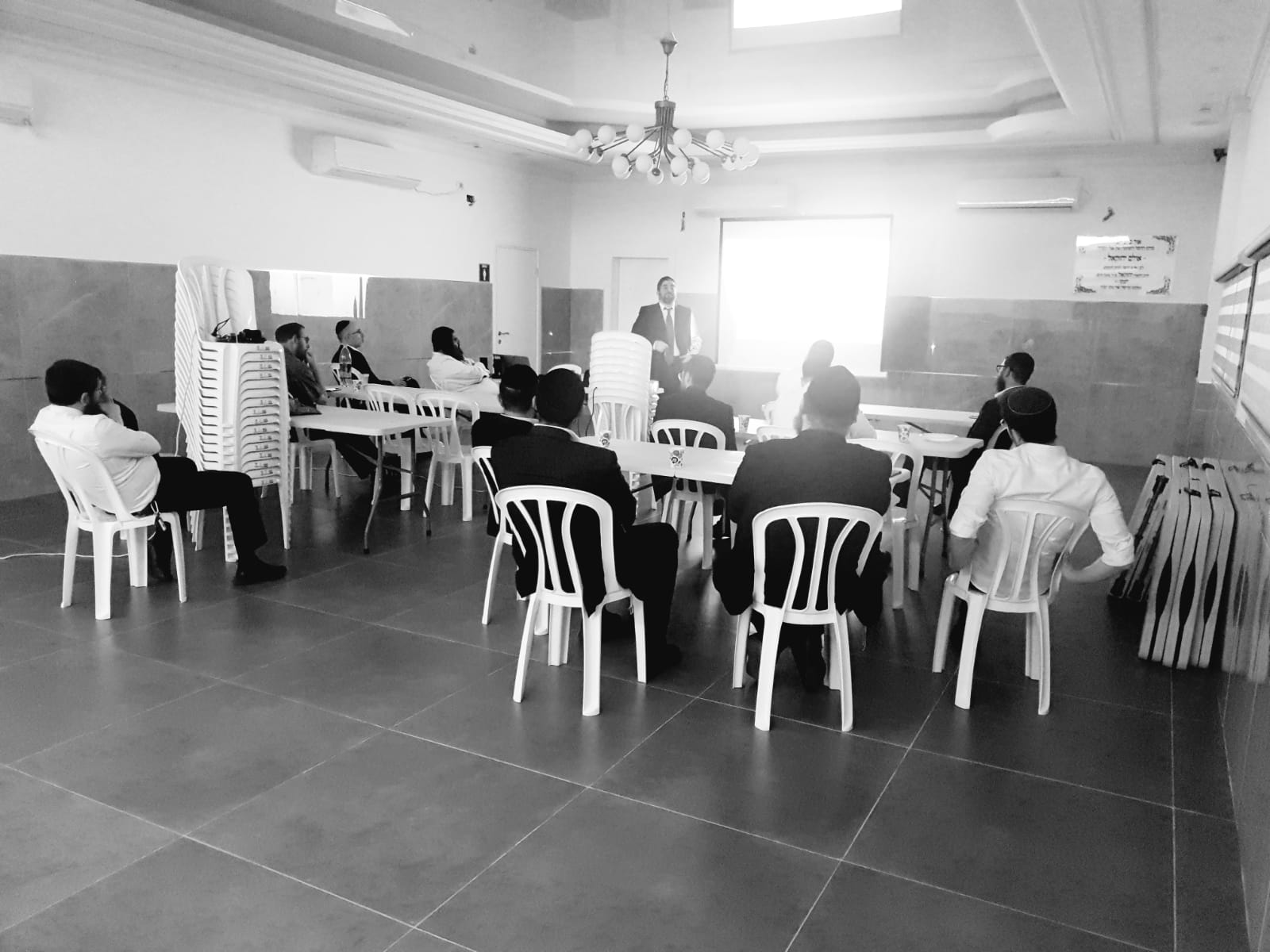 הקורס יעסוק בסוגיות העולות לפתחם של רבני הקהילות בנושאים שונים