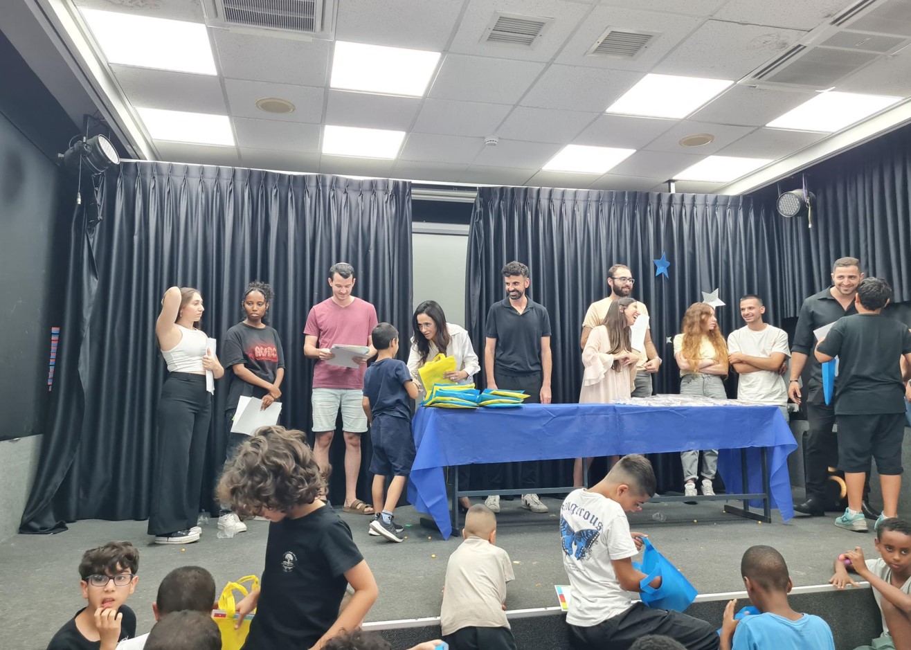 עמותת מסלולים, שהוקמה על מנת לסייע במניעת מצבי סיכון בקרב ילדים ובני נוער ורצון להגדיל את המוביליות החברתית וצמצום ההסללה אליה מנותבים ילדים הגדלים בפריפריה החברתית והגיאוגרפית בישראל, סיפקה מענה בשנת הלימודים הנוכחית לכ-500 ילדים ובני נוער בעיר.