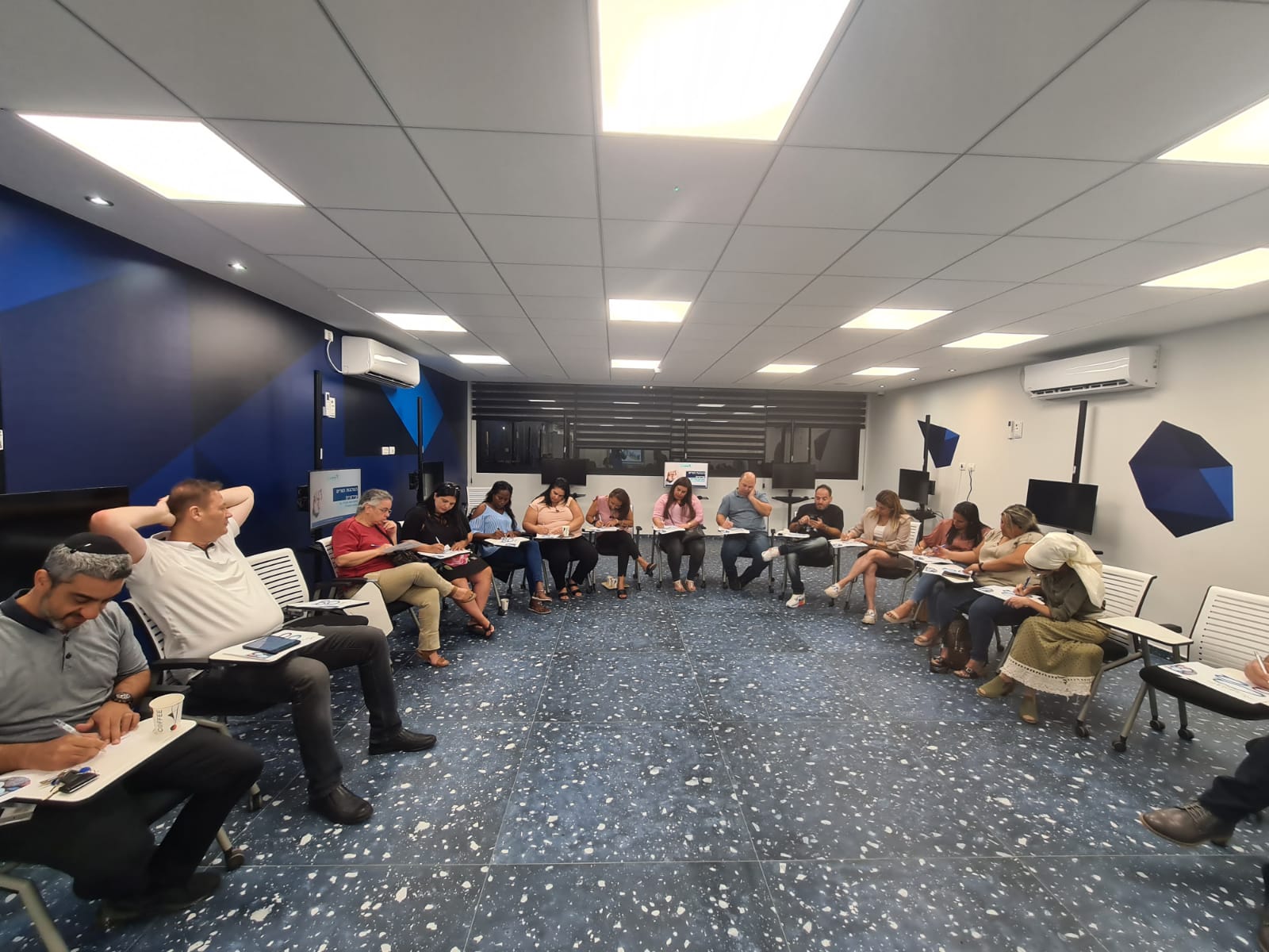 ארתור זמשמן הציג להורים את כלל הקורסים שמתקיימים במרכז הסייבר בנושא קידום דיגיטציה בכל הרמות, הן לכלל התלמידים והן לציבור הרחב בעיר. בהמשך הערב נשאלו ההורים ע"י אנשי הצוות מהן האבנים הגדולות שהם היו רוצים לראות במערכת החינוך בשנת הלימודים הקרובה. השיח היה מקצועי, מכבד והוגן.