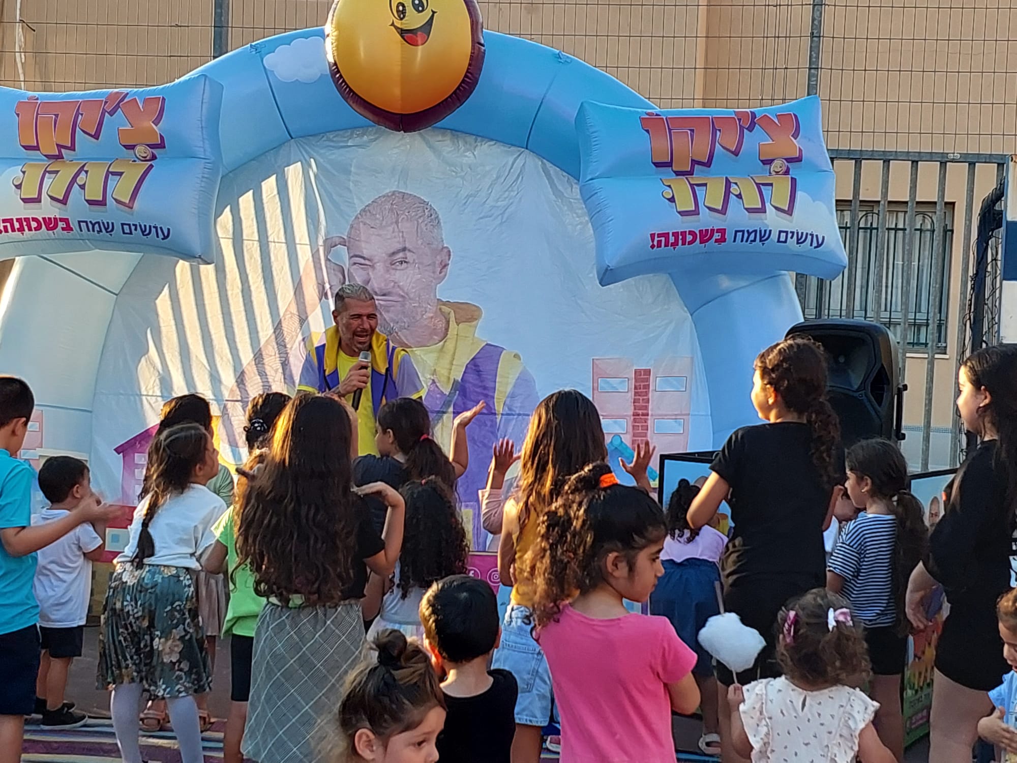 כ-200 תושבי שכונת נווה רבין נהנו בשבוע שעבר מהפנינג קיץ שמח וססגוני שנערך במיוחד עבורם בהובלתם של הפעילים הקהילתיים בשכונה ומחלקת משאבי קהילה באגף שח"ק. האירוע התקיים במגרש ביה"ס אהוד מנור הממוקם בשכונה וכלל דוכני פעילות לכל המשפחה, דוכני יצירה ומשחקי שולחן. בהמשך האירוע נהנו הילדים מהמופע של כוכב הילדים צ'יקולולו שכלל ריקודים ושירים וסחף את הקהל ואף התכבדו בכיבוד קל שכלל פופקורן ושערות סבתא. ראש העיר, ליאת שוחט, ואסתי אשל, מנהלת אגף שח"ק, בירכו את הנוכחים.