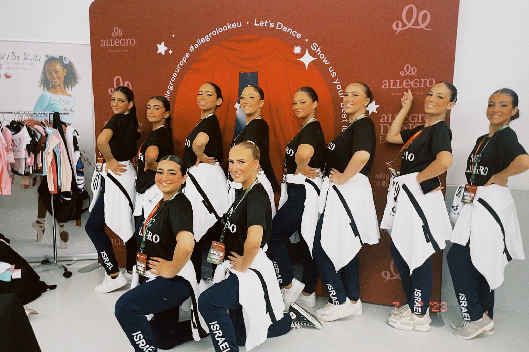 להקת המחול הייצוגית "אלגרו" הגיעה למקום ה-7 והמכובד באליפות העולם בריקוד DWC שהתקיימה בפורטוגל בשבוע שעבר. 10 הרקדניות המוכשרות התחרו בקטגוריית ג'אז עם השיר all that jazz מהמחזמר שיקגו עם תלבושות ססגוניות המתאימות לסגנון תקופת המחזמר.
