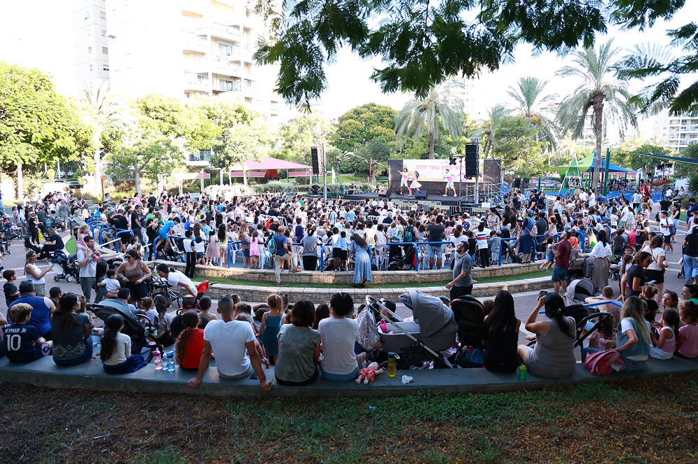 בשכונת נווה סביון במתחם הפארק הגדול התקיים פסטיבל פיראטים. דמויות פיראטים הולכים על קביים ומיצגים נפרסו ברחבי הפארק וקיבלו את הבאים. ברחבי הפארק התקיימו מתחמי פעילות שונים והילדים עברו בין התחנות.