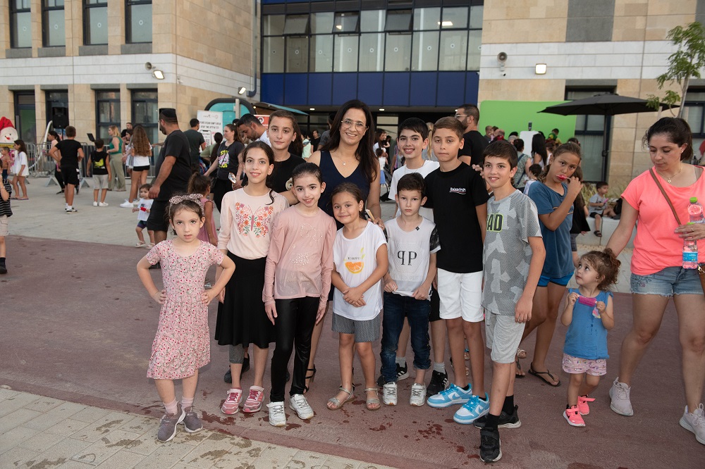 לאחר מכן הופיע כוכב הילדים יובל המבולבל בליווי רקדנים ובובות שהלהיבו אות הילדים. אחריהם עלו כוכבי הרשת, משפחת ליופריו, רונית וג'ונתן. עוד הופיעו רקדניות להקת אלגרו ששבו לאחרונה מגביע העולם בפורטוגל אחרי הישג מצוין.